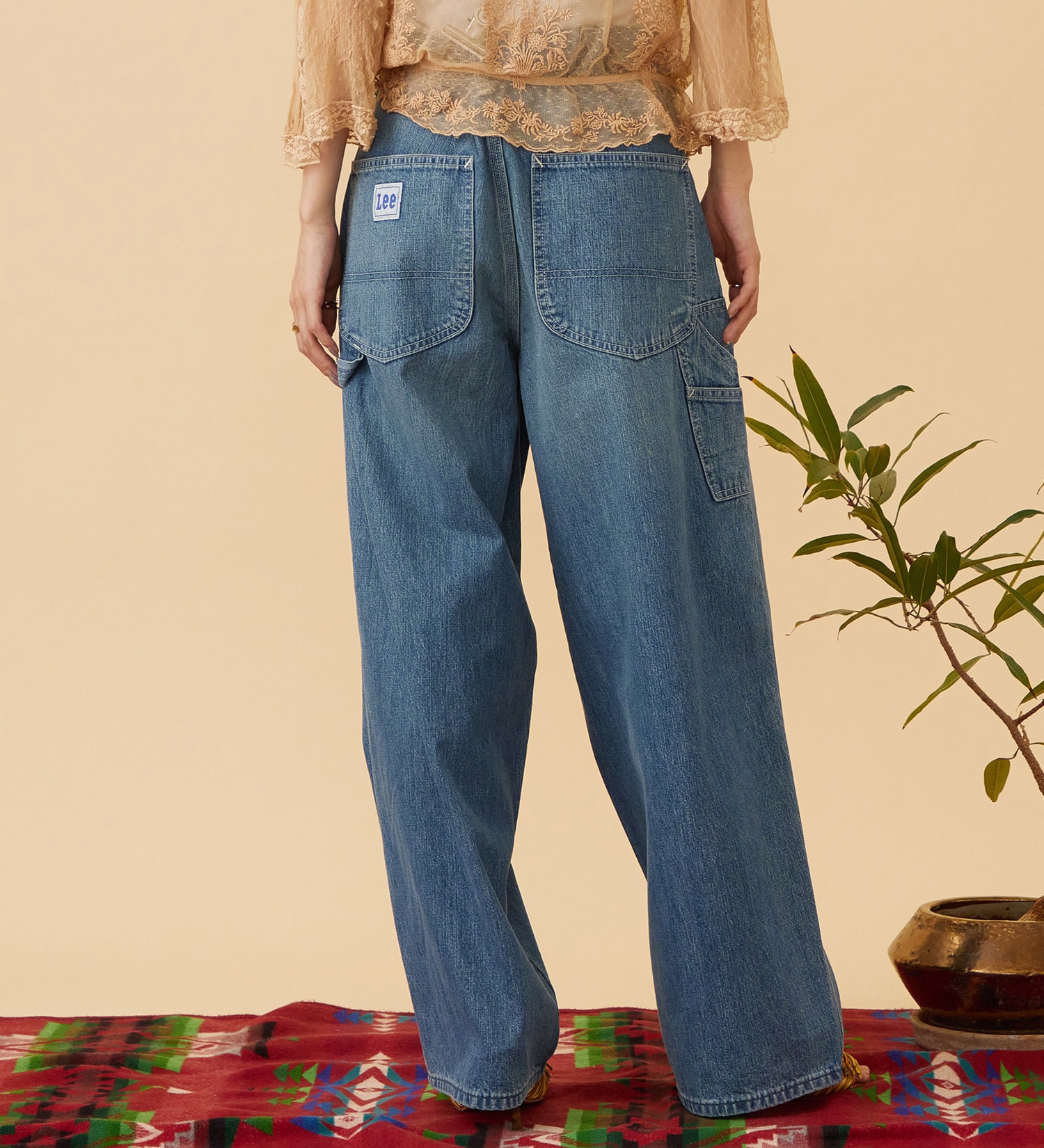 Lee(リー)の【予約】ARCH PAINTER/アーチペインターデニムパンツ DUNGAREES【セットアップ対応】|パンツ/デニム/ジーンズパンツ/レディース|中色ブルー