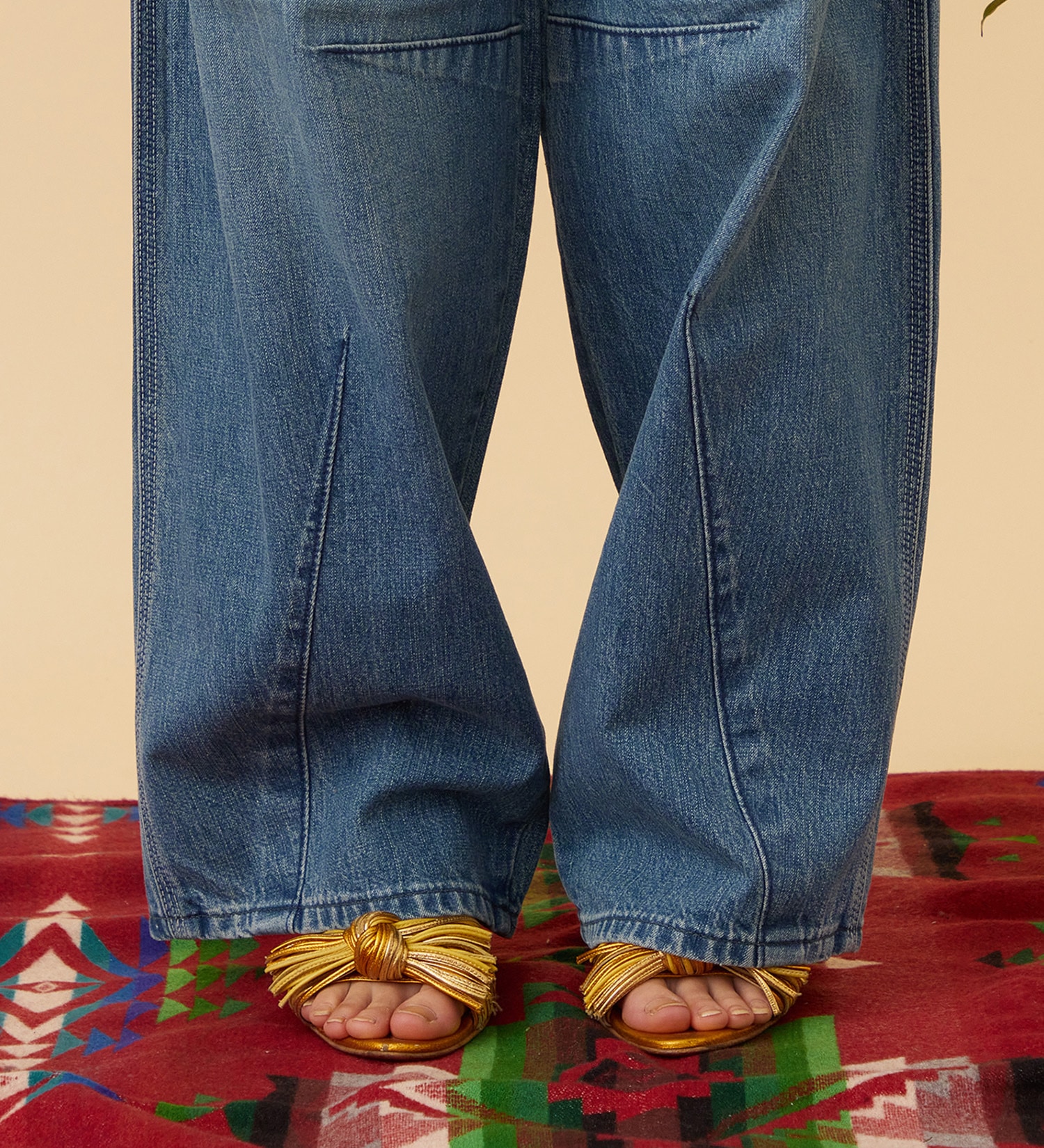 Lee(リー)の【予約】ARCH PAINTER/アーチペインターデニムパンツ DUNGAREES【セットアップ対応】|パンツ/デニム/ジーンズパンツ/レディース|中色ブルー