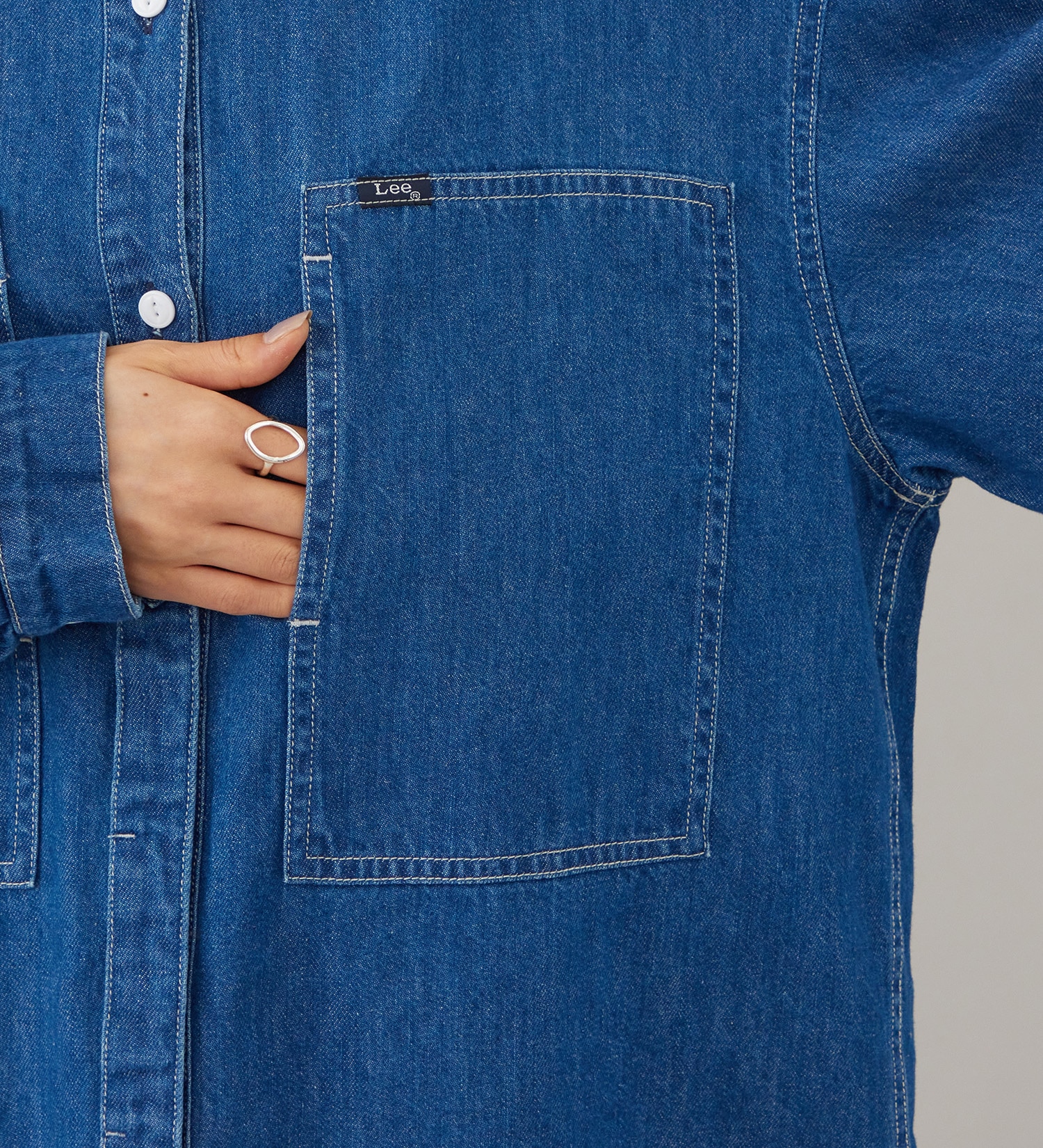 Lee(リー)のSKIPPER DENIM SHIRTS / スキッパーデニムシャツ|トップス/シャツ/ブラウス/レディース|中色ブルー