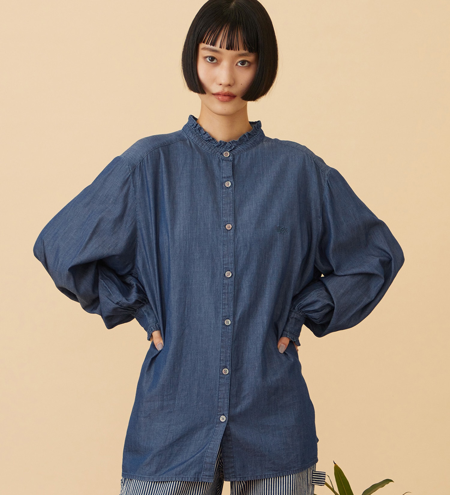 Lee(リー)のFRILL DENIM SHIRTS / フリルデニムシャツ|トップス/シャツ/ブラウス/レディース|インディゴブルー