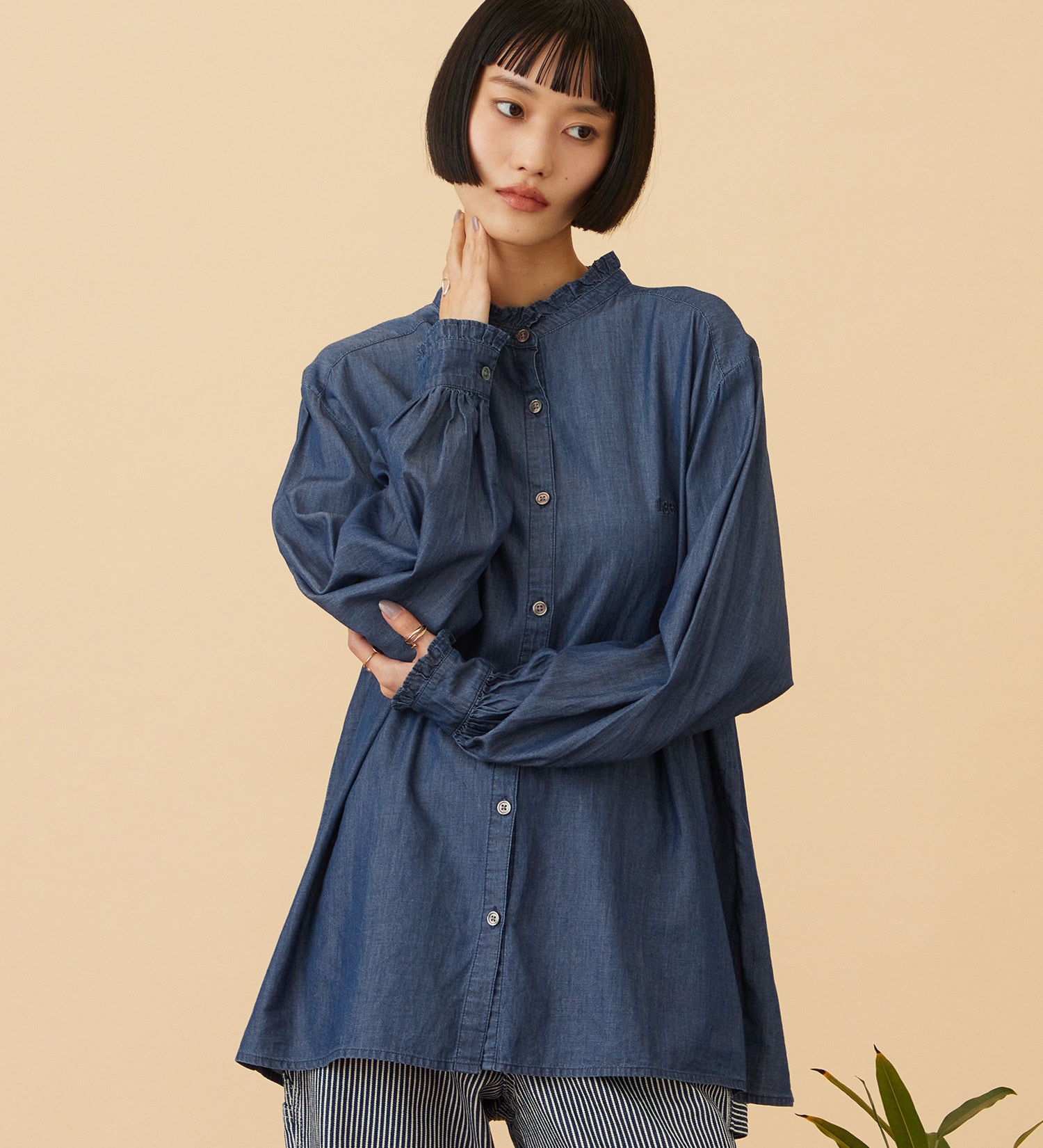 Lee(リー)のFRILL DENIM SHIRTS / フリルデニムシャツ|トップス/シャツ/ブラウス/レディース|インディゴブルー