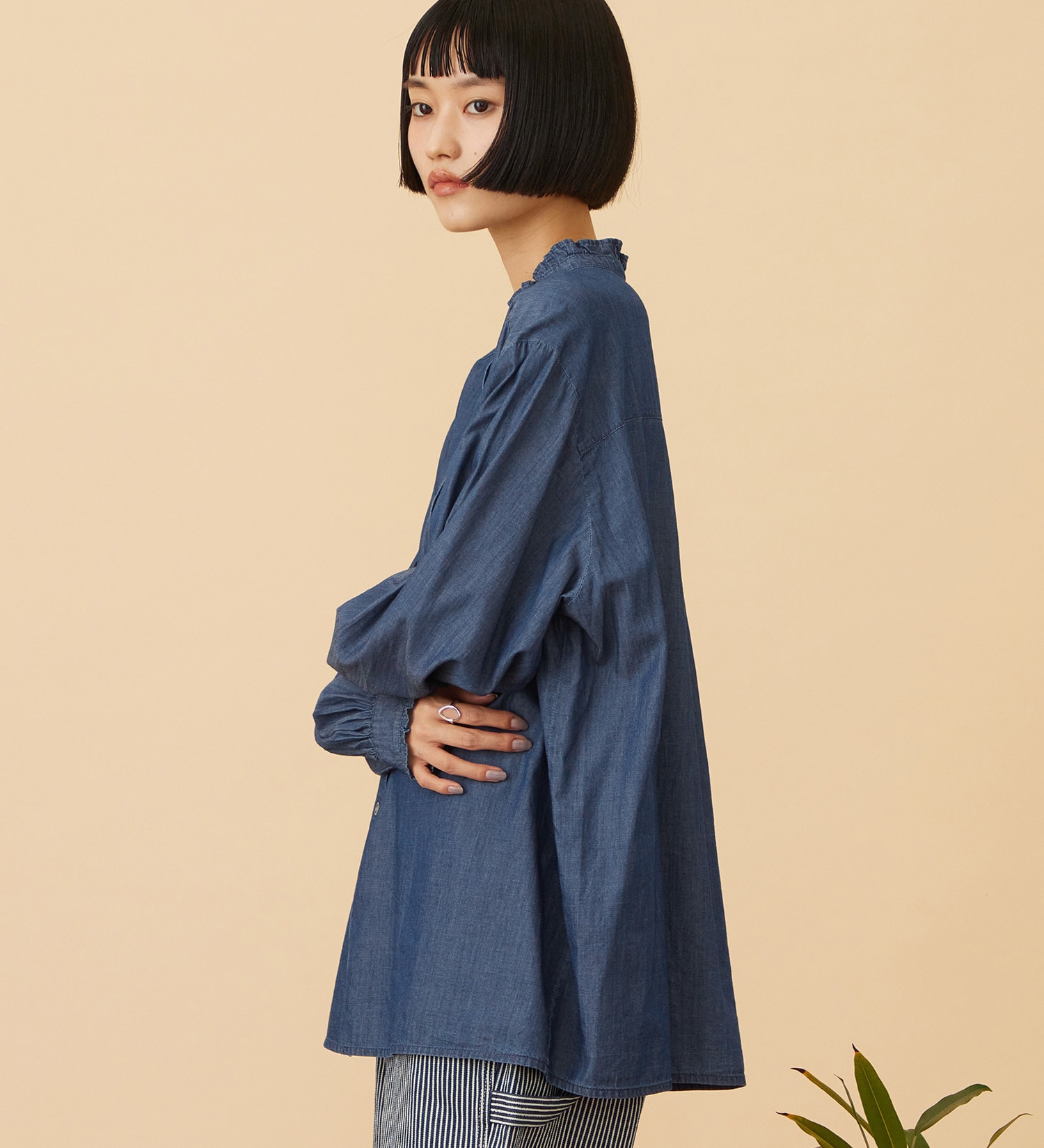 Lee(リー)のFRILL DENIM SHIRTS / フリルデニムシャツ|トップス/シャツ/ブラウス/レディース|インディゴブルー