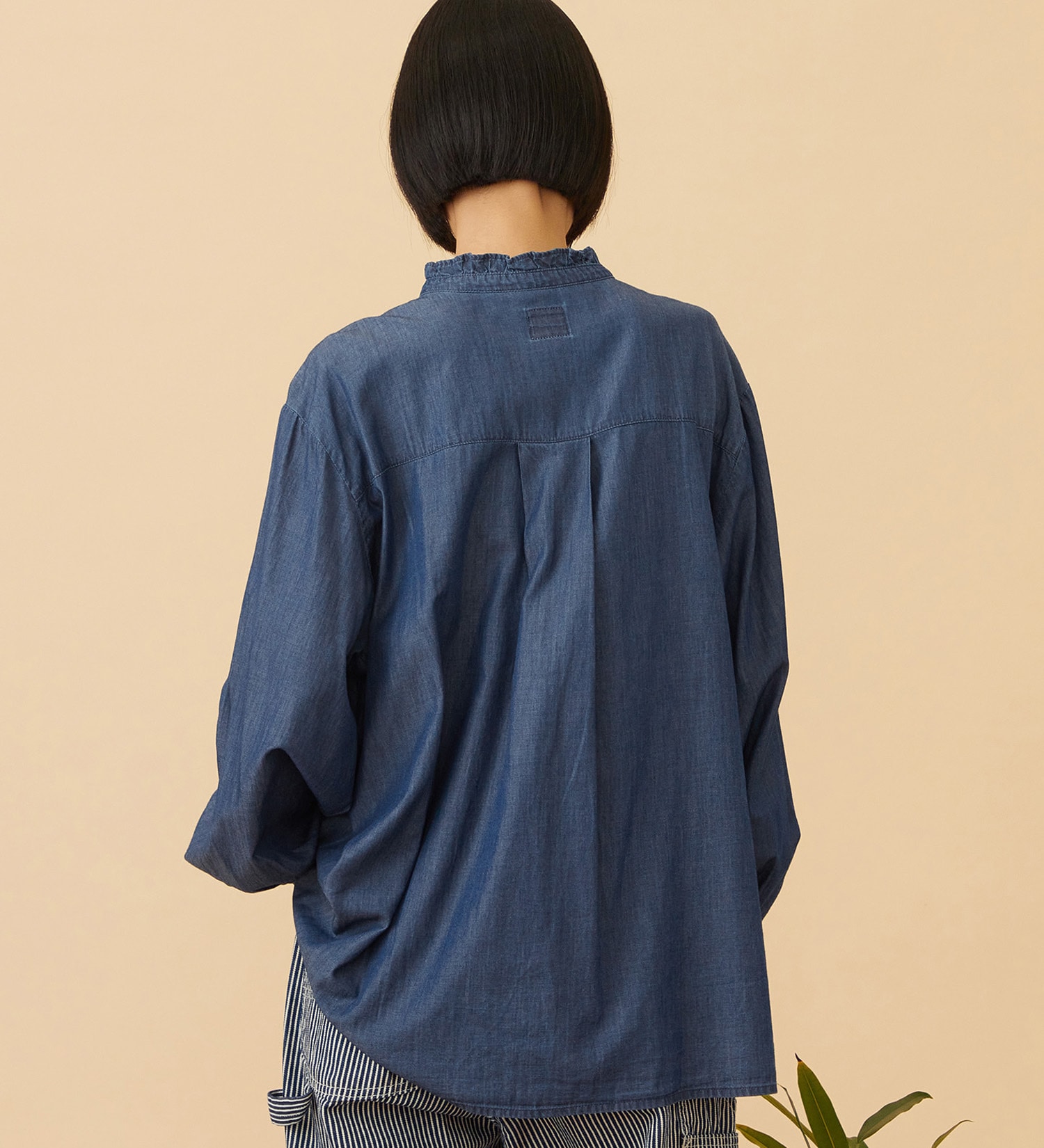 Lee(リー)のFRILL DENIM SHIRTS / フリルデニムシャツ|トップス/シャツ/ブラウス/レディース|インディゴブルー