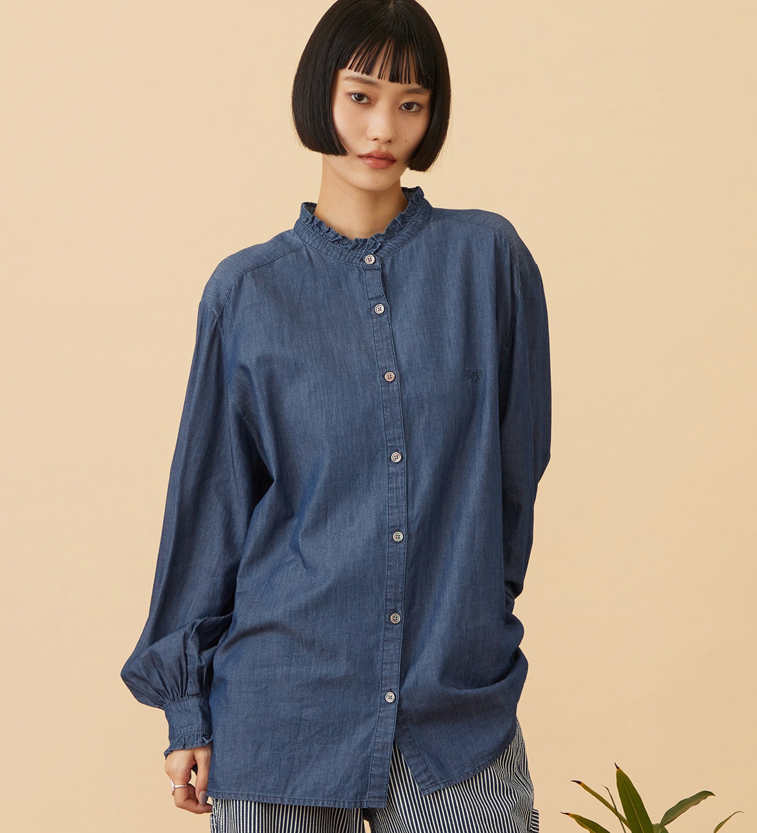 Lee(リー)のFRILL DENIM SHIRTS / フリルデニムシャツ|トップス/シャツ/ブラウス/レディース|インディゴブルー