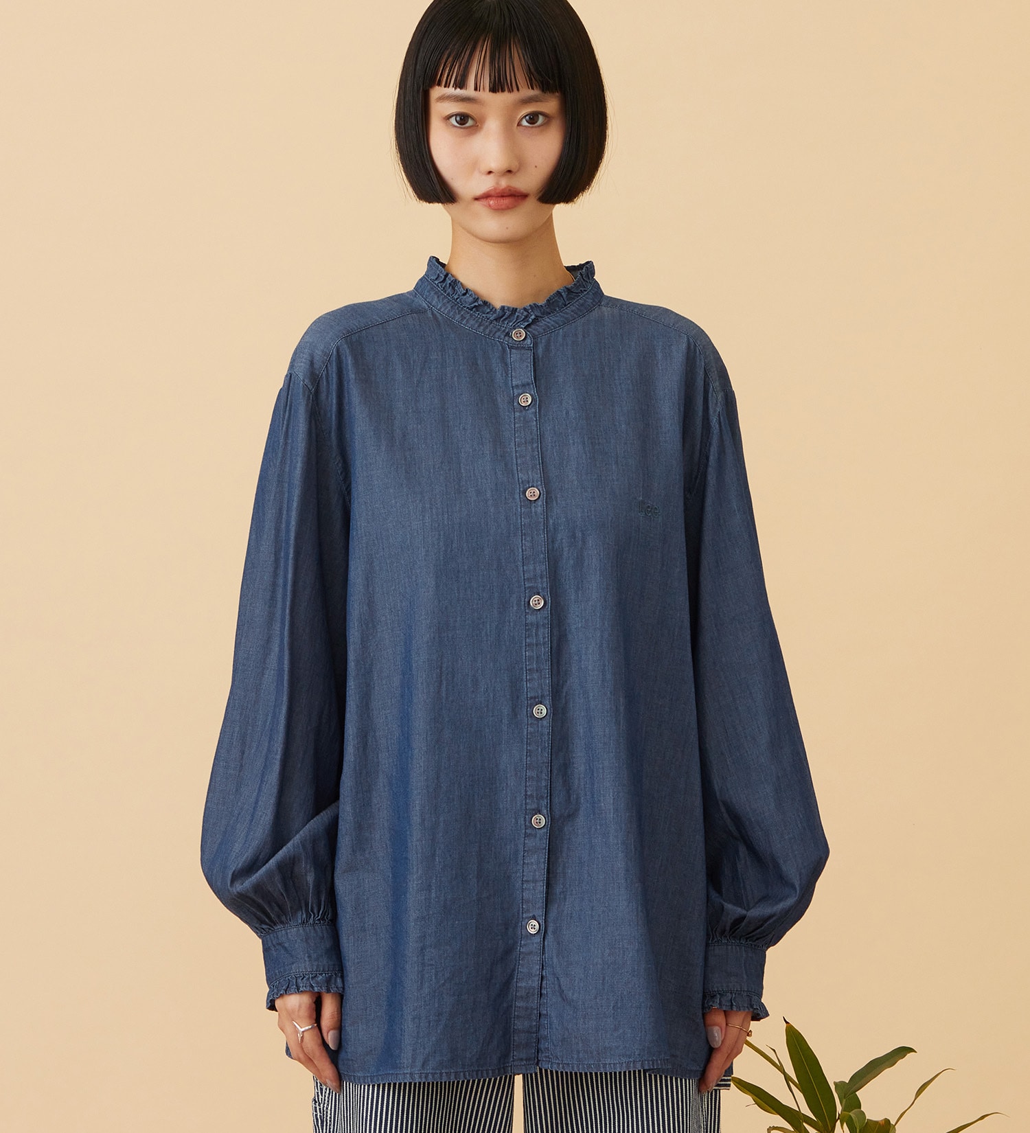 Lee(リー)のFRILL DENIM SHIRTS / フリルデニムシャツ|トップス/シャツ/ブラウス/レディース|インディゴブルー
