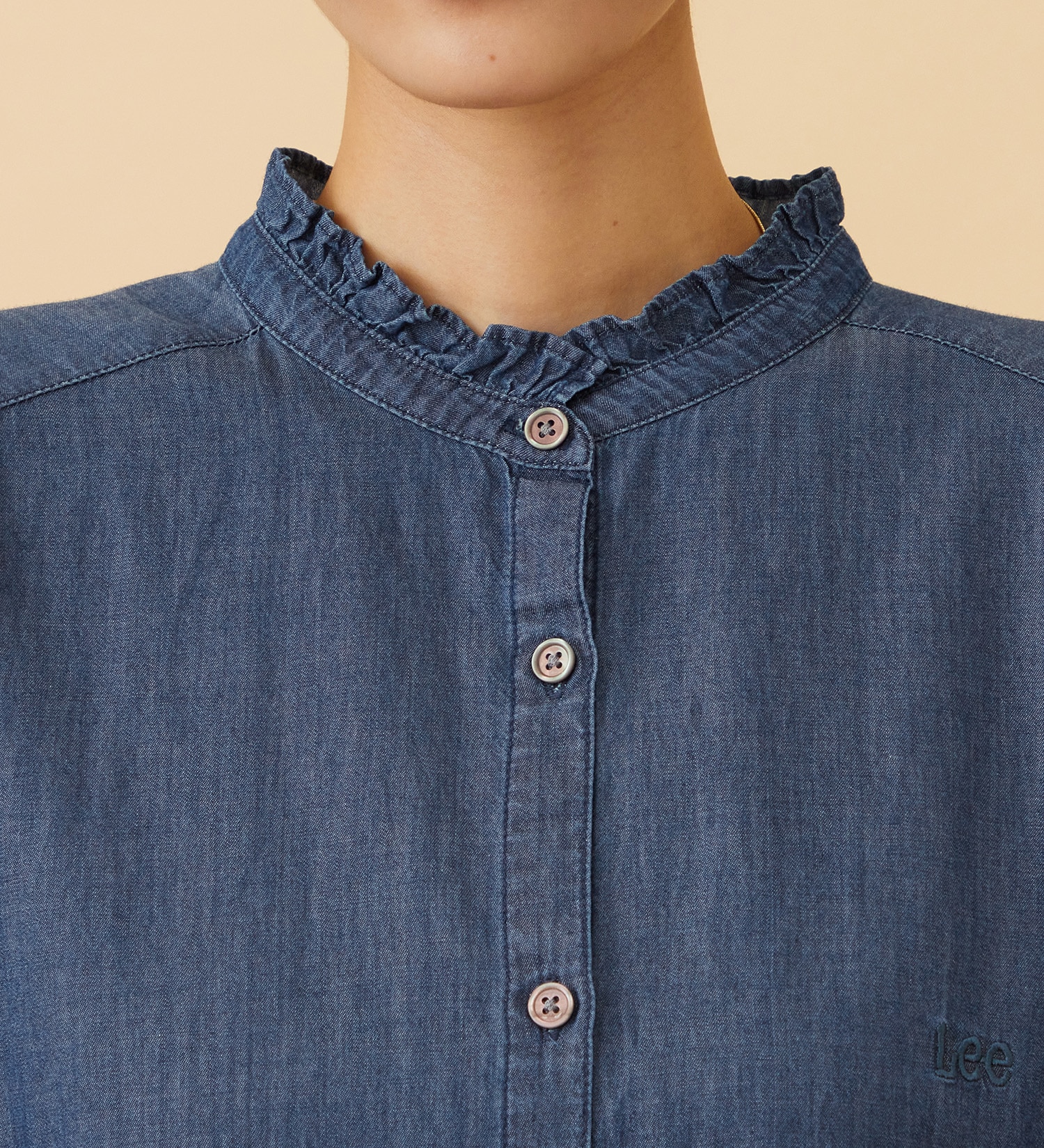 Lee(リー)のFRILL DENIM SHIRTS / フリルデニムシャツ|トップス/シャツ/ブラウス/レディース|インディゴブルー