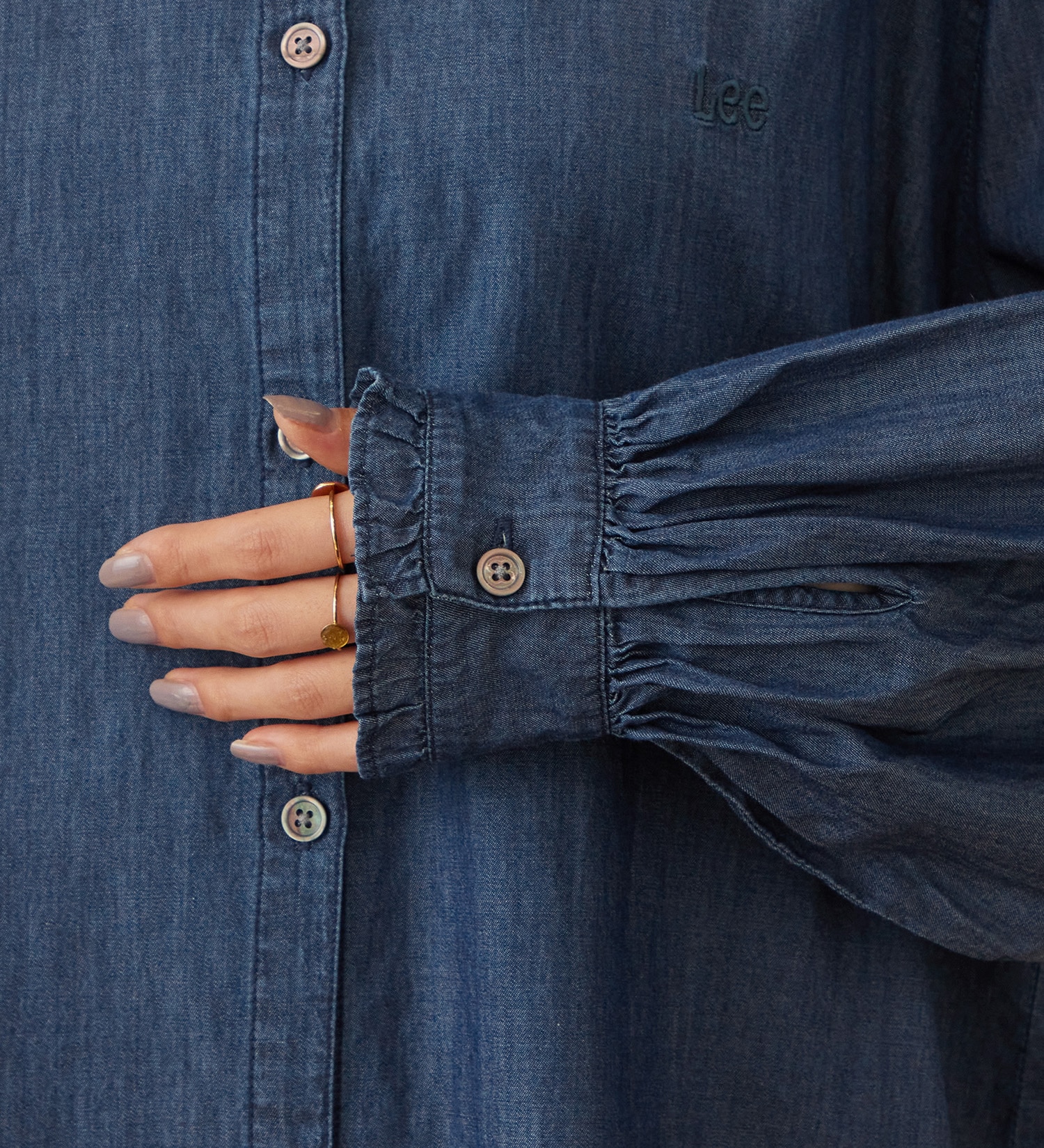 Lee(リー)のFRILL DENIM SHIRTS / フリルデニムシャツ|トップス/シャツ/ブラウス/レディース|インディゴブルー