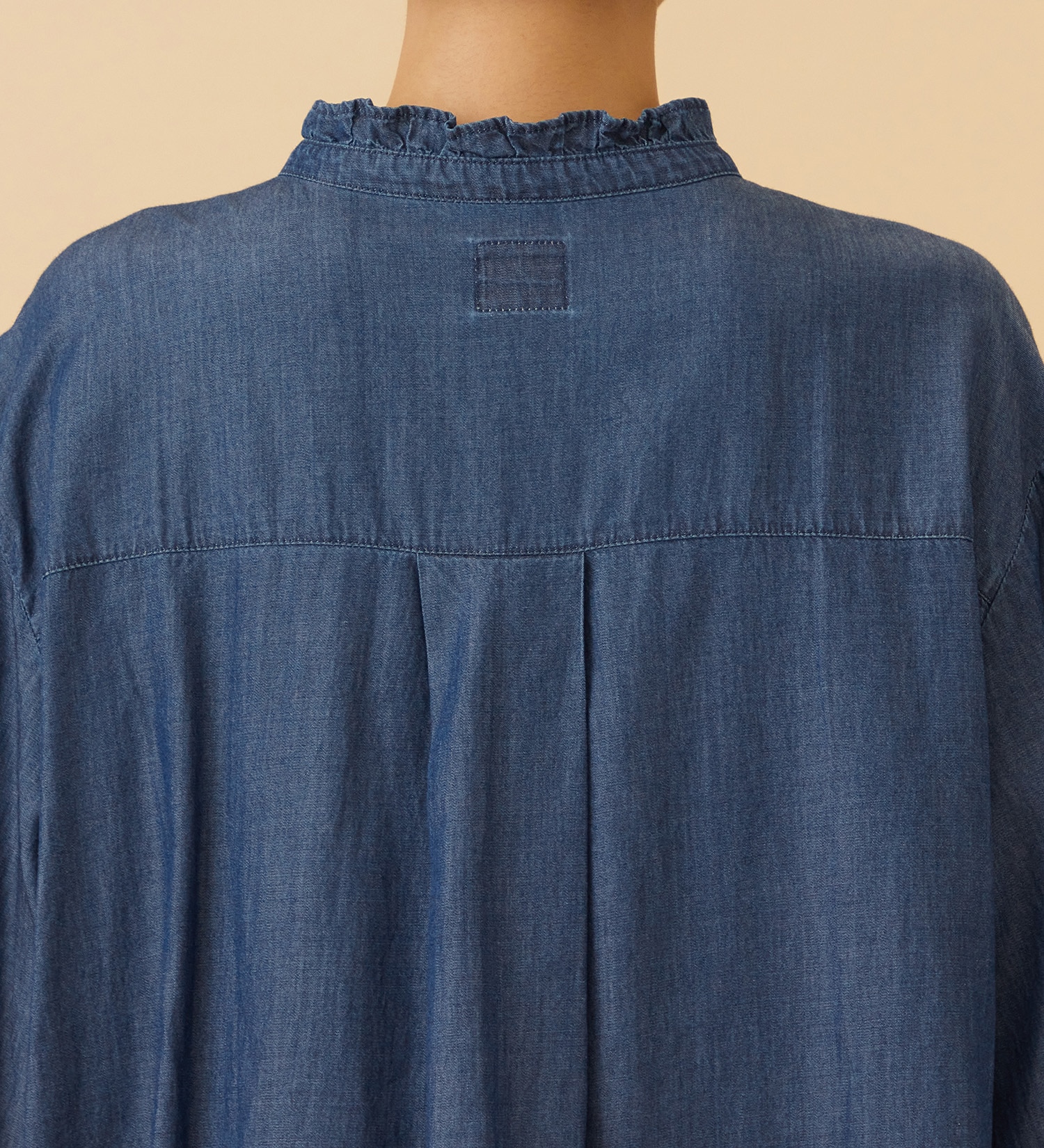 Lee(リー)のFRILL DENIM SHIRTS / フリルデニムシャツ|トップス/シャツ/ブラウス/レディース|インディゴブルー