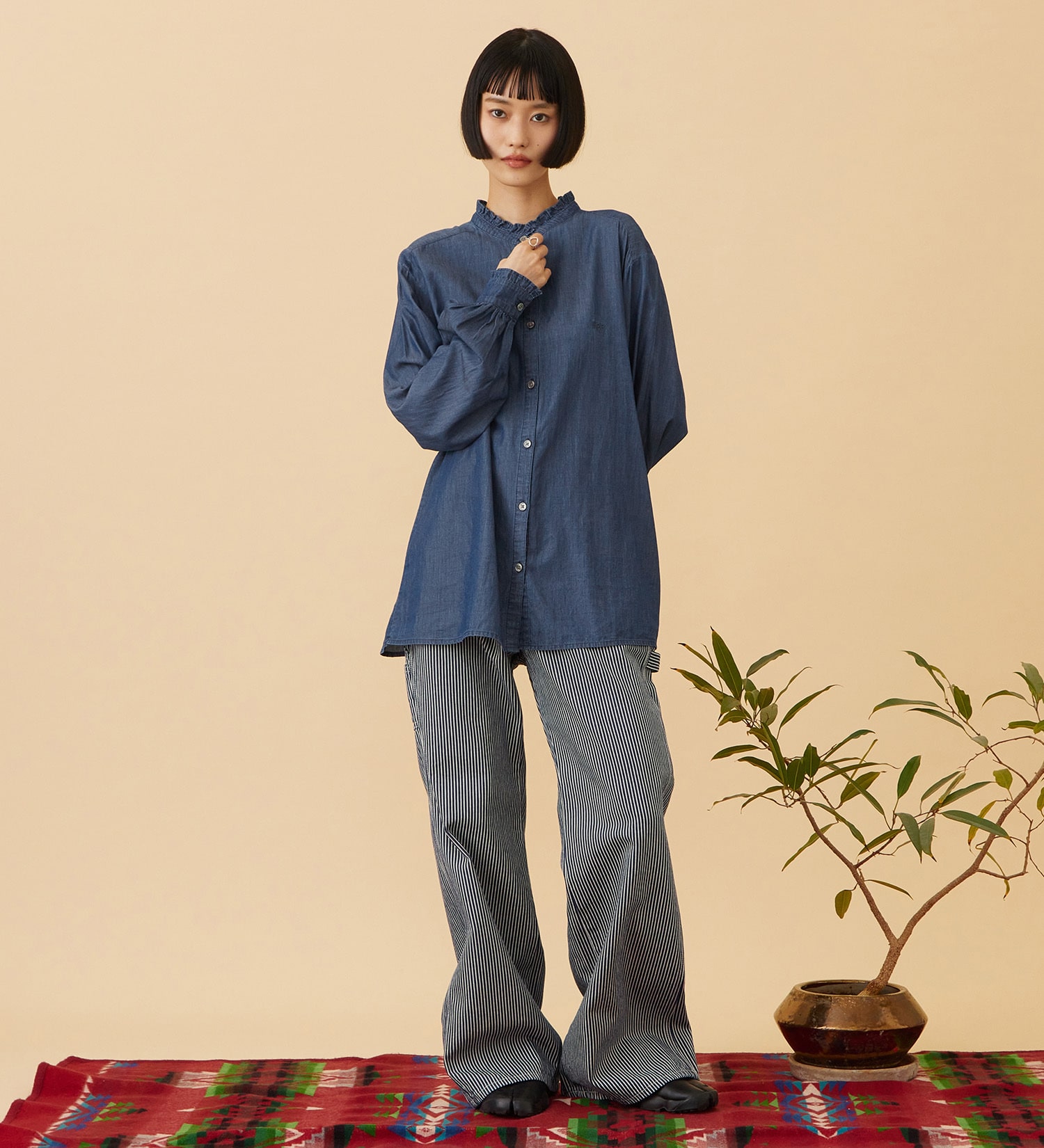 Lee(リー)のFRILL DENIM SHIRTS / フリルデニムシャツ|トップス/シャツ/ブラウス/レディース|インディゴブルー
