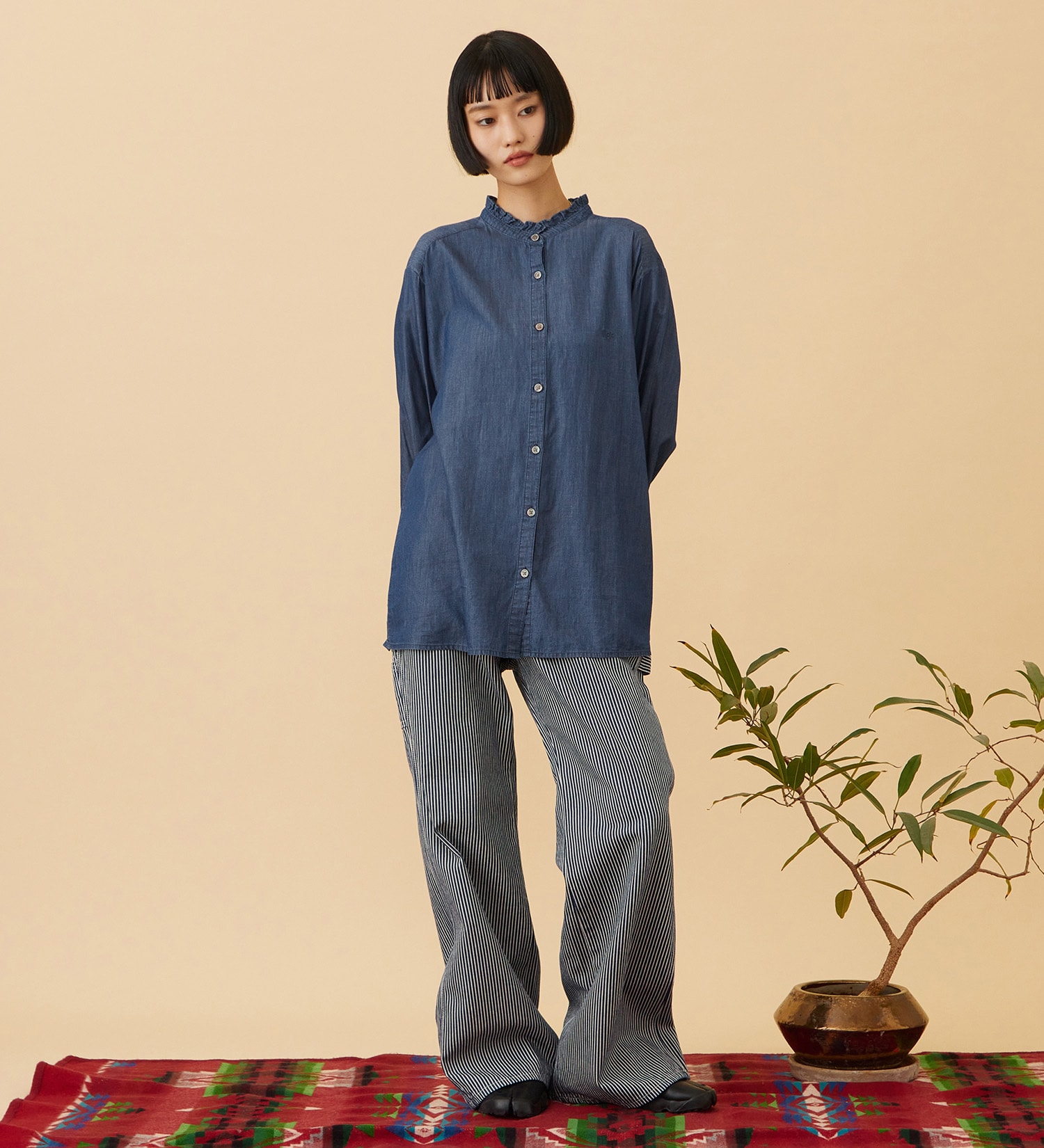 Lee(リー)のFRILL DENIM SHIRTS / フリルデニムシャツ|トップス/シャツ/ブラウス/レディース|インディゴブルー