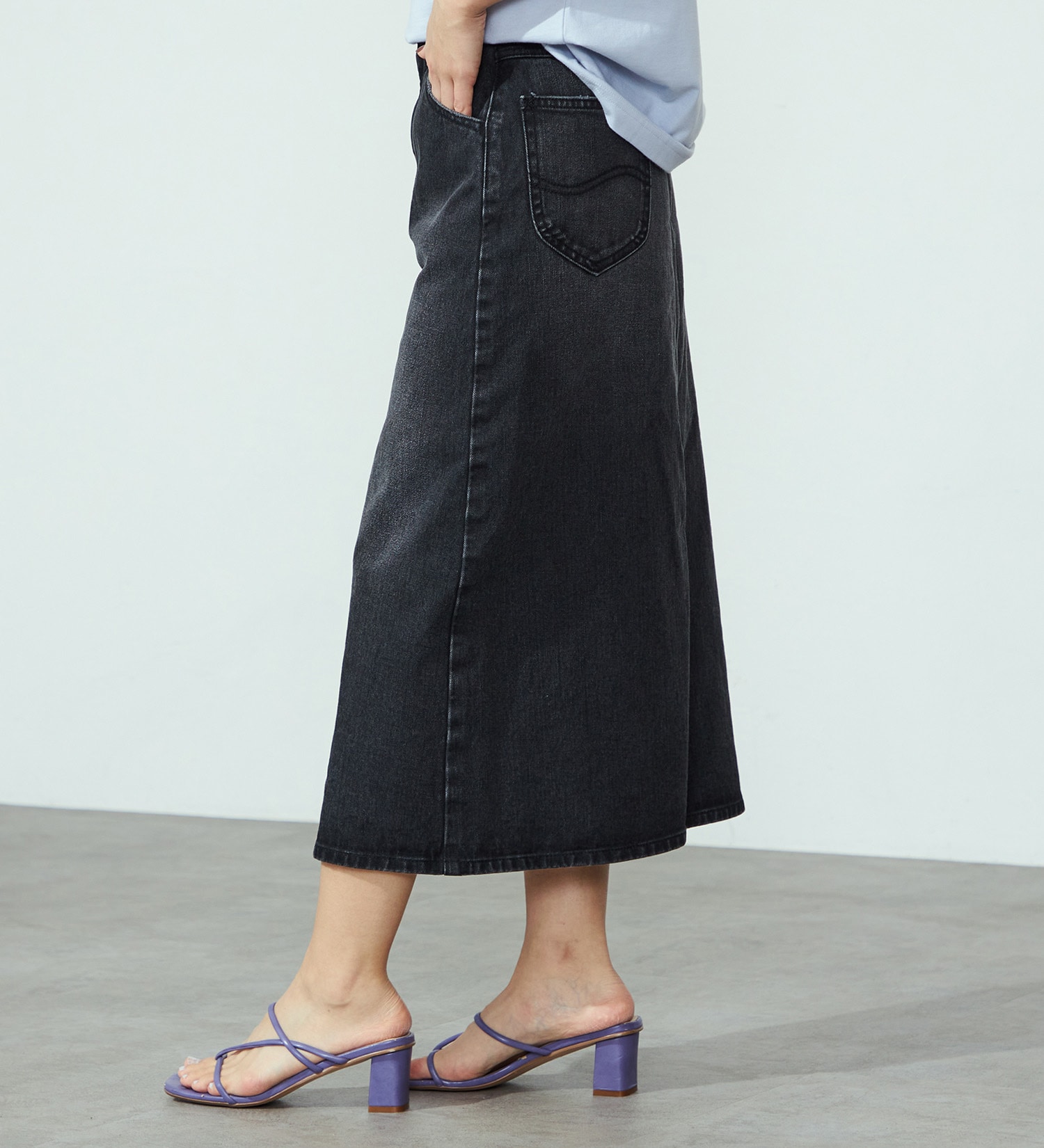 Lee(リー)の【豊富なサイズ展開】Lee BABE ストレッチ/ミドル丈デニムスカート XS-XL セットアップ可|スカート/デニムスカート/レディース|ブラックデニム