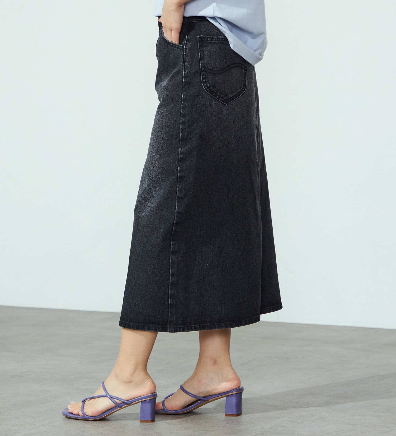 Lee(リー)のLee BABE ストレッチ/ミドル丈デニムスカート 【豊富なサイズ展開XS-XL】|スカート/デニムスカート/レディース|ブラックデニム