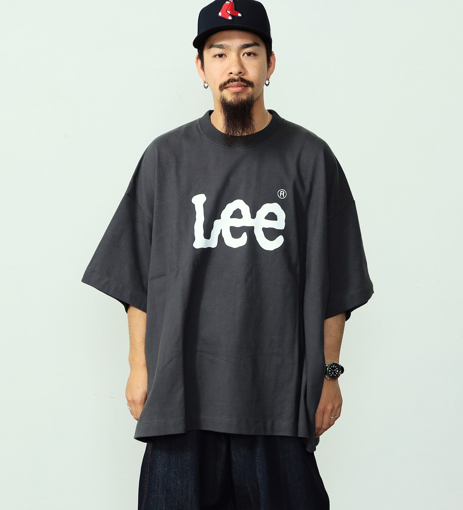 Lee(リー)の【GW SALE】【SUPER SIZED】Lee LOGO ショートスリーブTee|トップス/Tシャツ/カットソー/メンズ|チャコールグレー