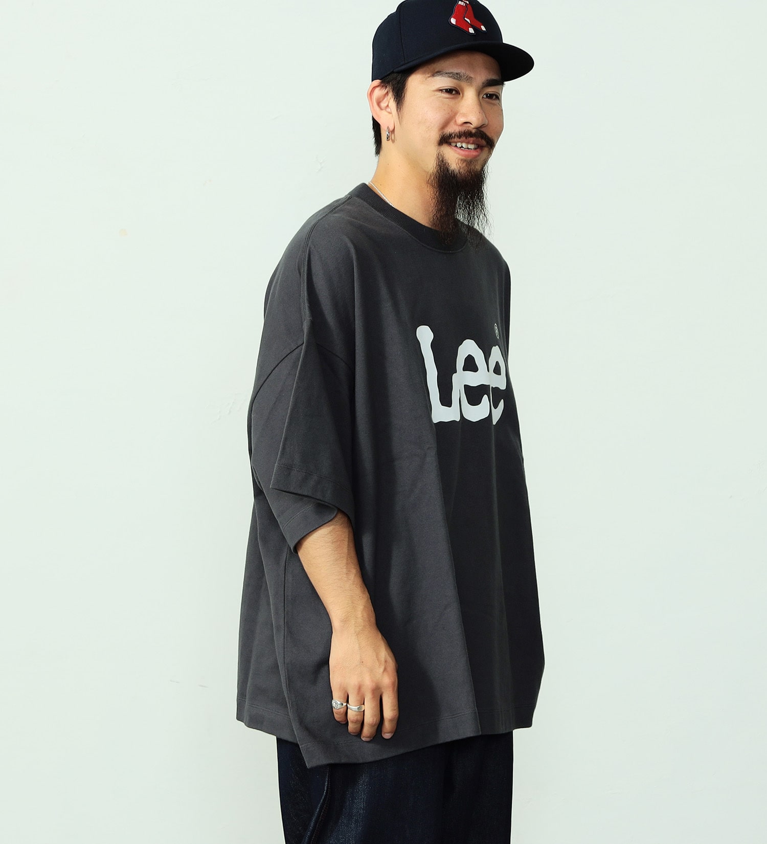 Lee(リー)の【SUPER SIZED】Lee LOGO ショートスリーブTee|トップス/Tシャツ/カットソー/メンズ|チャコールグレー