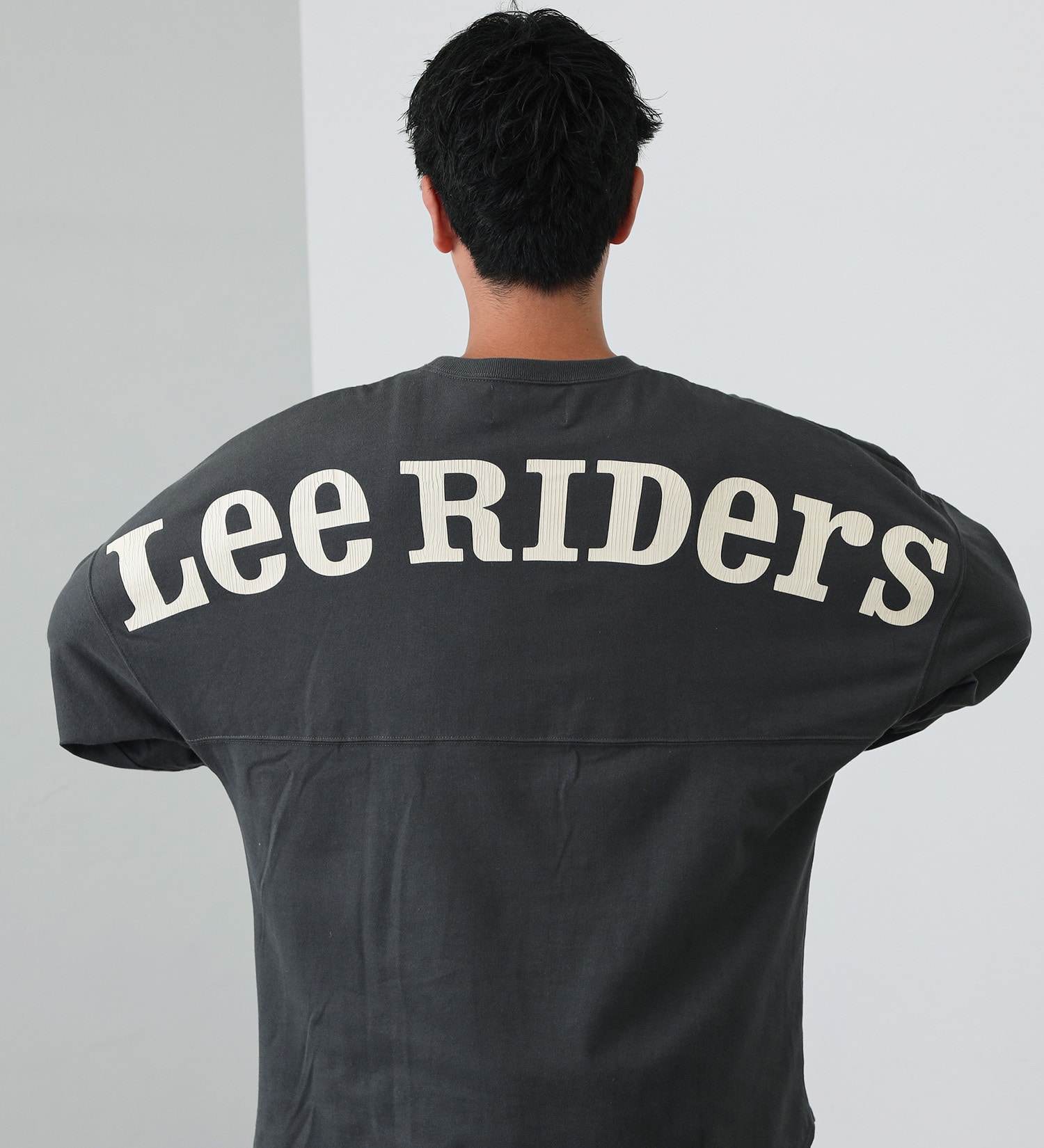 Lee(リー)の【Pre SALE】バックプリント ビッグフィットTシャツ|トップス/Tシャツ/カットソー/メンズ|チャコールグレー