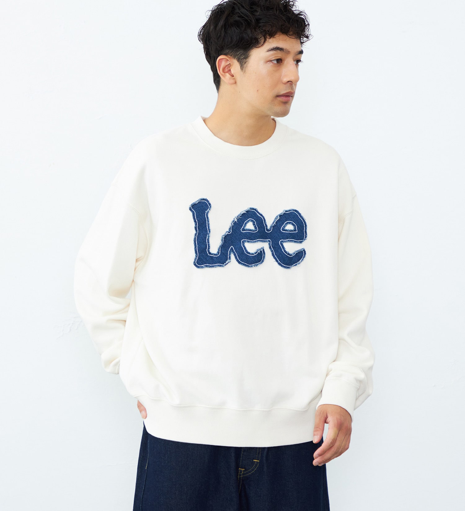 Lee(リー)のデニムロゴパッチスウェット|トップス/スウェット/メンズ|オフホワイト