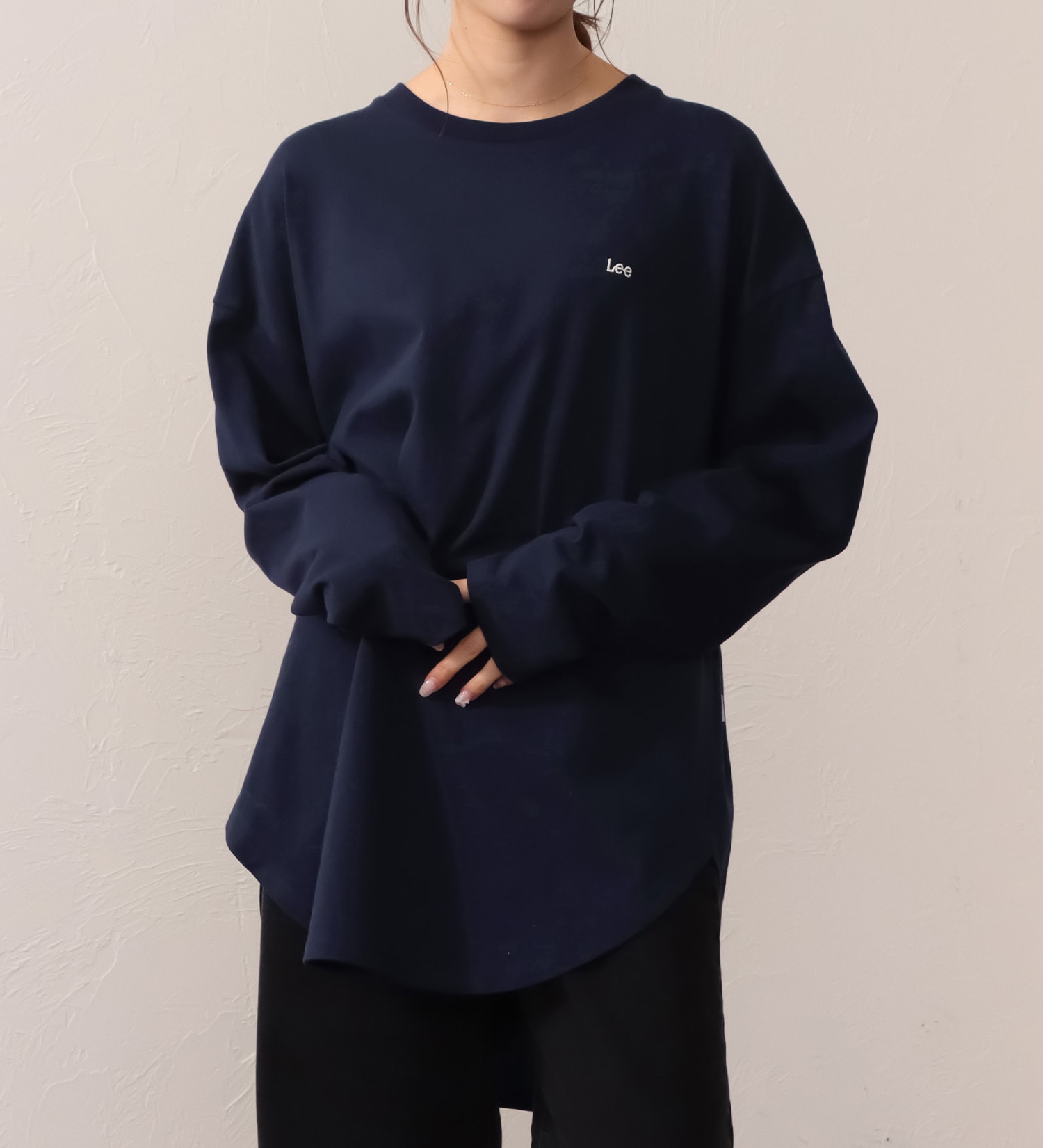 Lee(リー)のROUNDHEM TEE/ラウンドヘム長袖Tシャツ|トップス/Tシャツ/カットソー/レディース|ネイビー