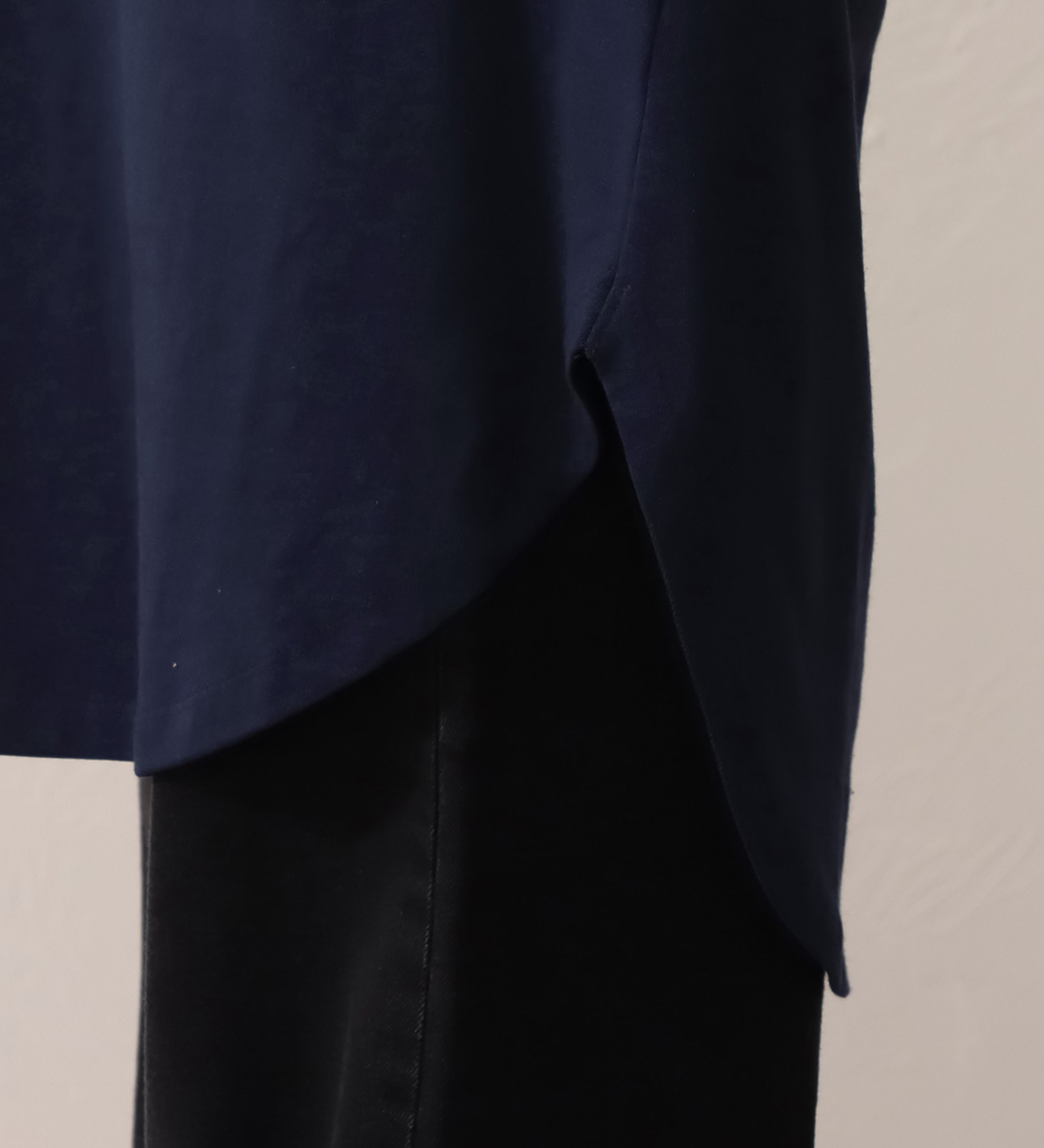 Lee(リー)のROUNDHEM TEE/ラウンドヘム長袖Tシャツ|トップス/Tシャツ/カットソー/レディース|ネイビー