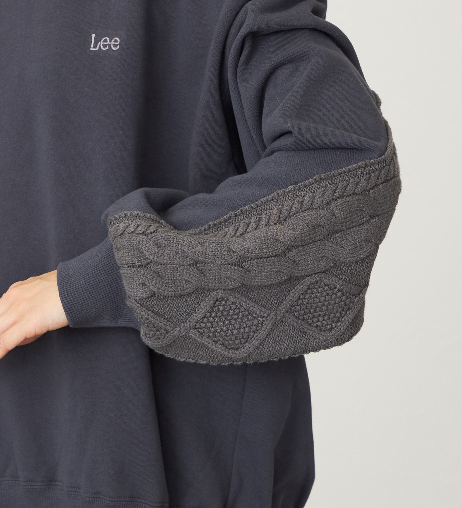 Lee(リー)のニットパネルスウェット|トップス/スウェット/レディース|チャコールグレー