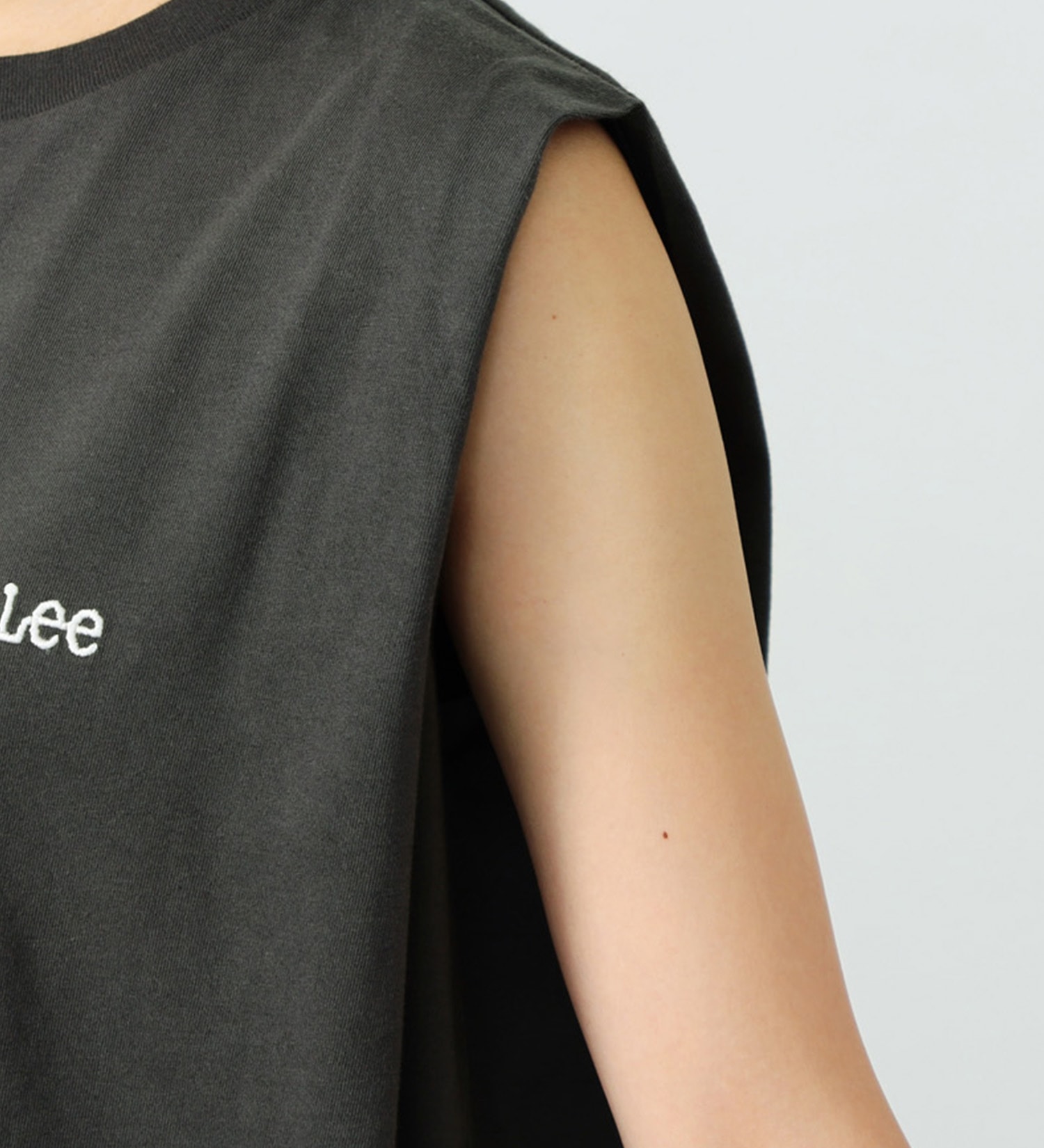 Lee(リー)の【FINAL SALE】ワンポイント ノースリーブ　Tee|トップス/Tシャツ/カットソー/レディース|チャコールグレー