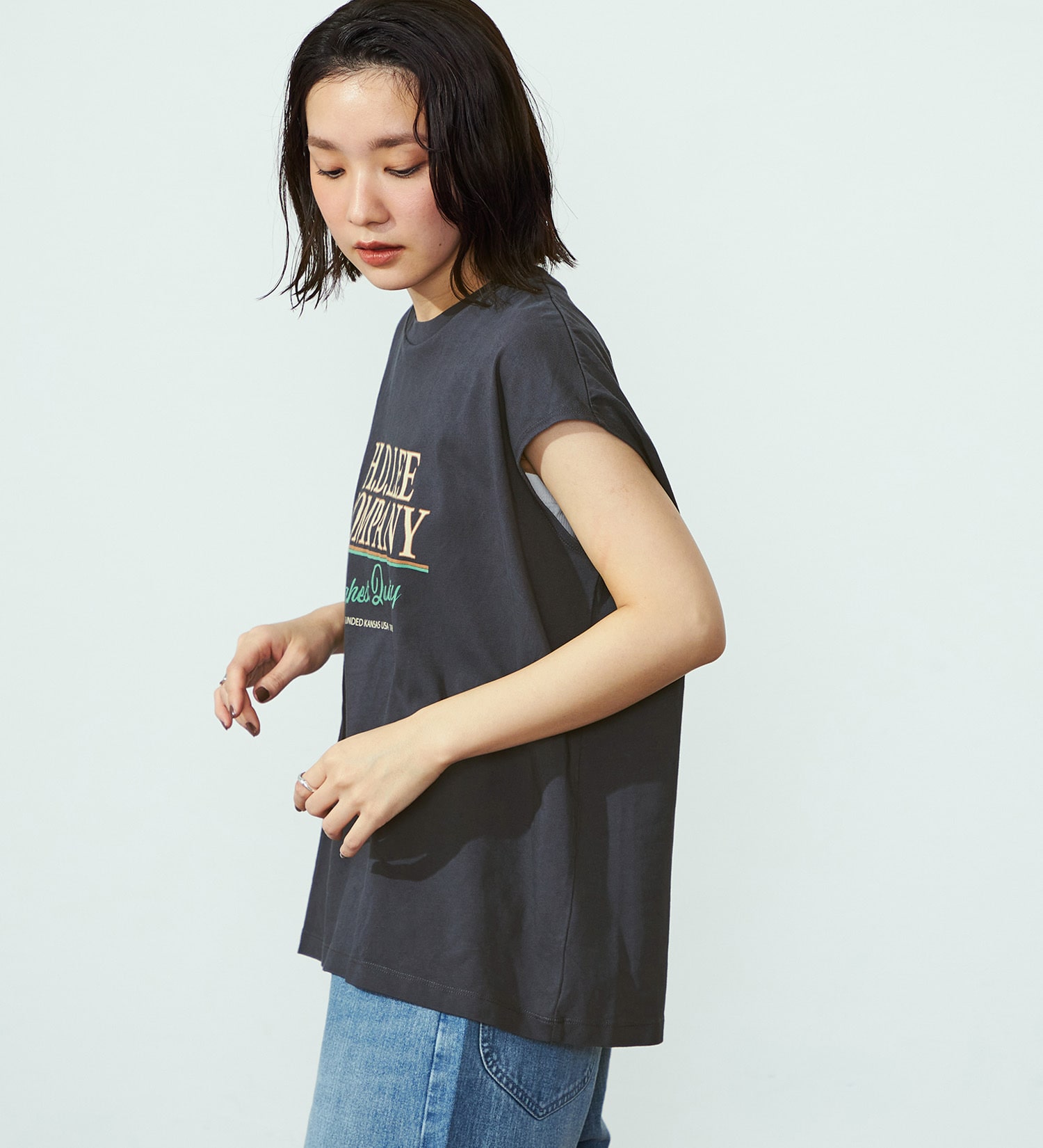 Lee(リー)の【二の腕細見え】ノースリーブプリントTシャツ|トップス/Tシャツ/カットソー/レディース|チャコールグレー