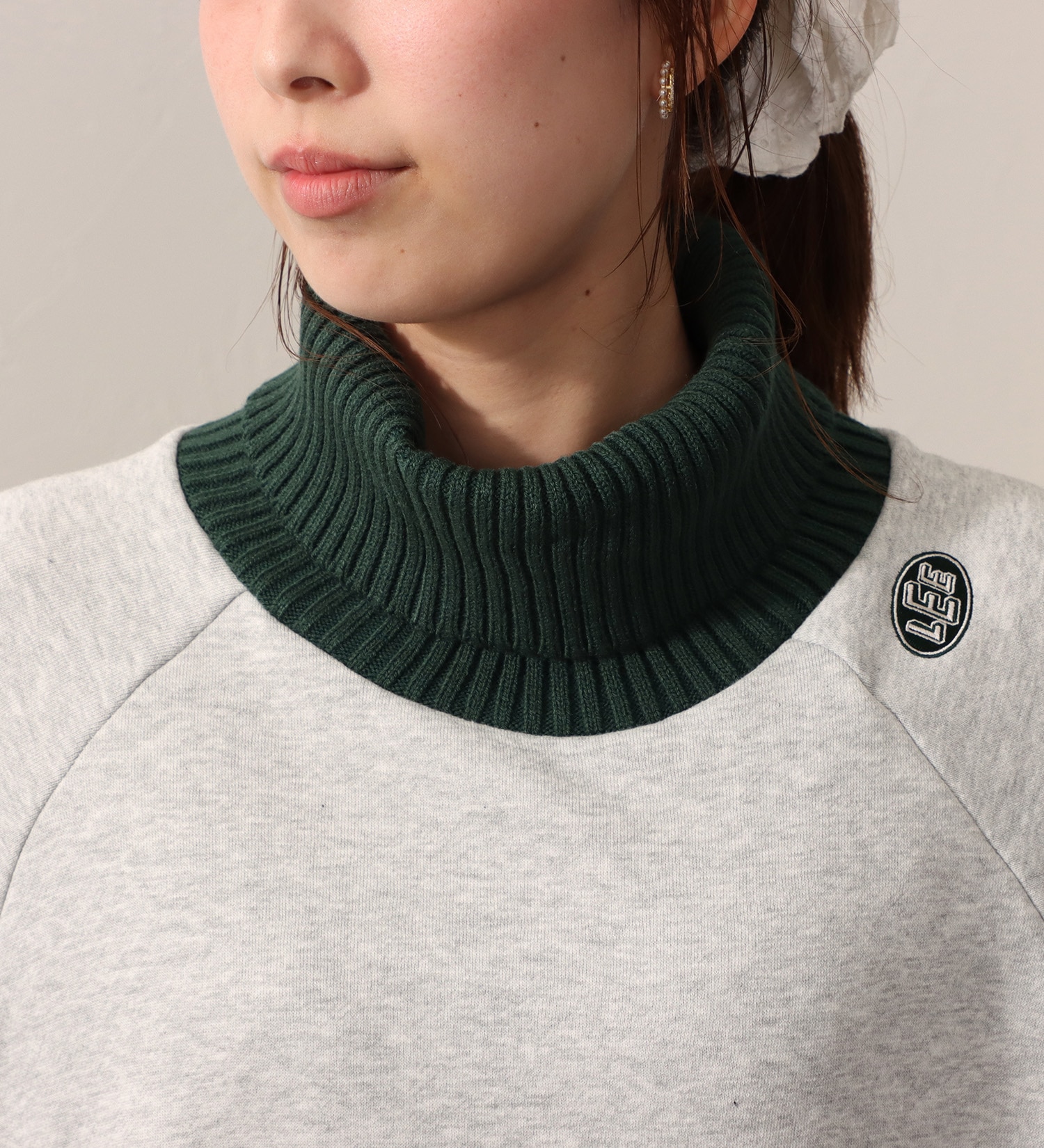 Lee(リー)のTURTLENECK SHORT SWEAT/タートルネックショートスウェット|トップス/スウェット/レディース|グリーン