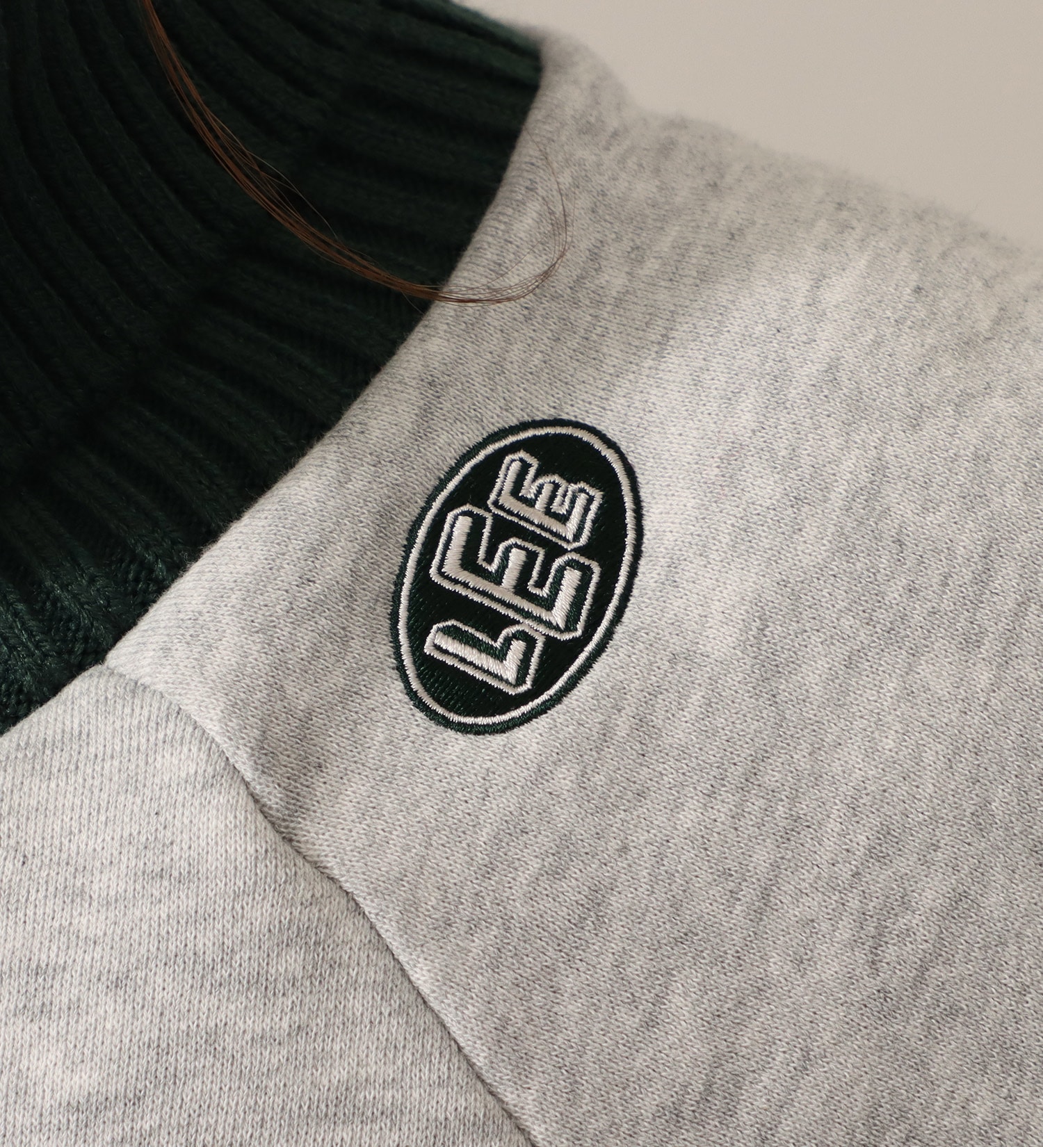 Lee(リー)のTURTLENECK SHORT SWEAT/タートルネックショートスウェット|トップス/スウェット/レディース|グリーン