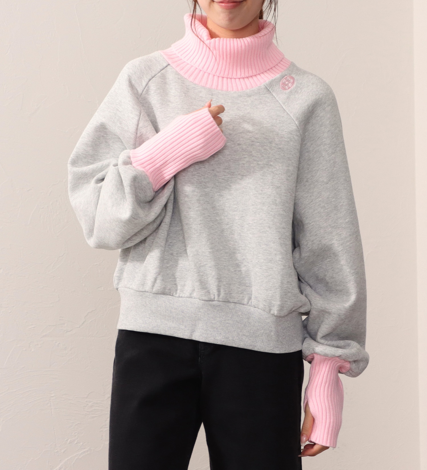 Lee(リー)のTURTLENECK SHORT SWEAT/タートルネックショートスウェット|トップス/スウェット/レディース|ピンク