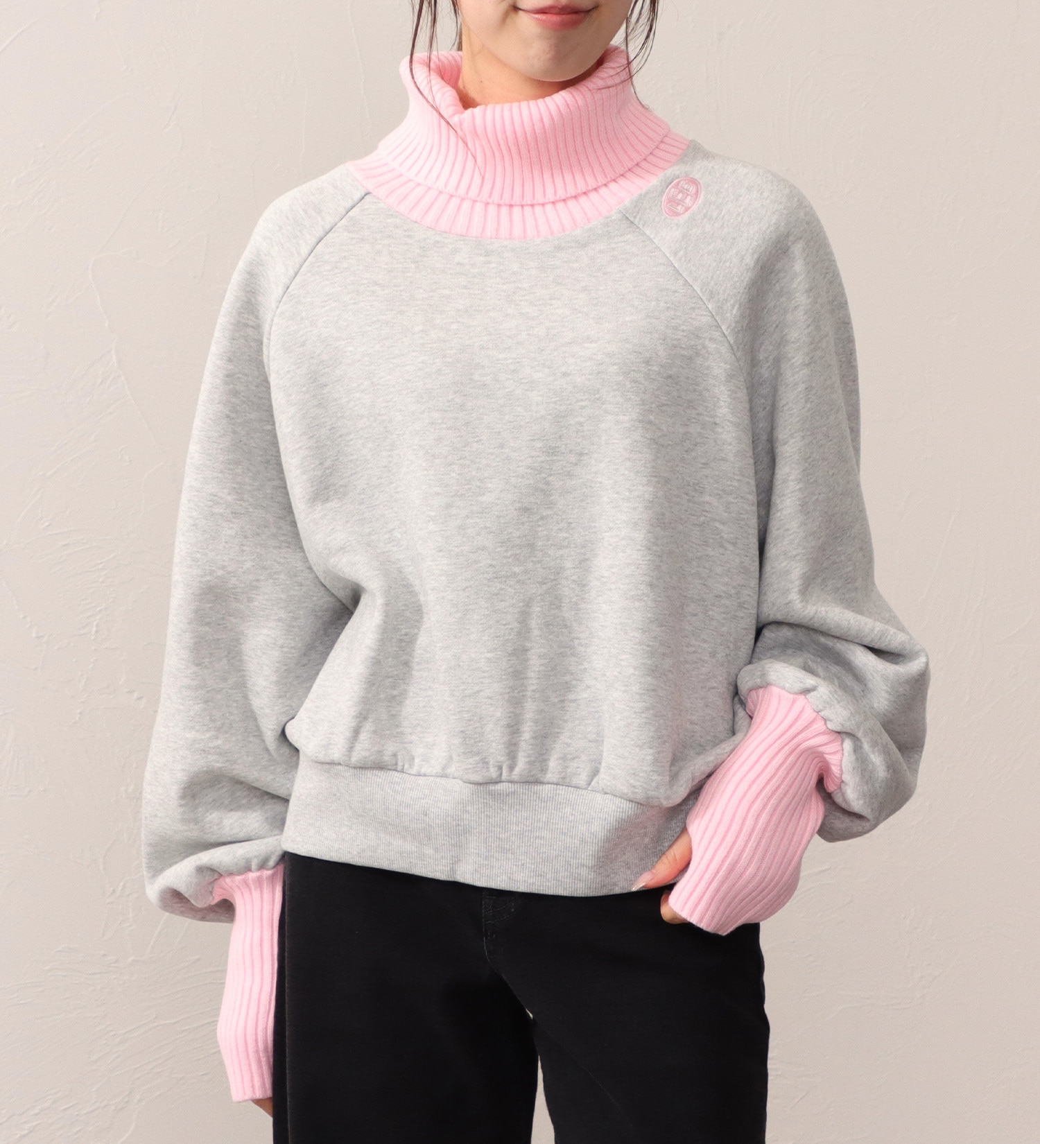 Lee(リー)のTURTLENECK SHORT SWEAT/タートルネックショートスウェット|トップス/スウェット/レディース|ピンク