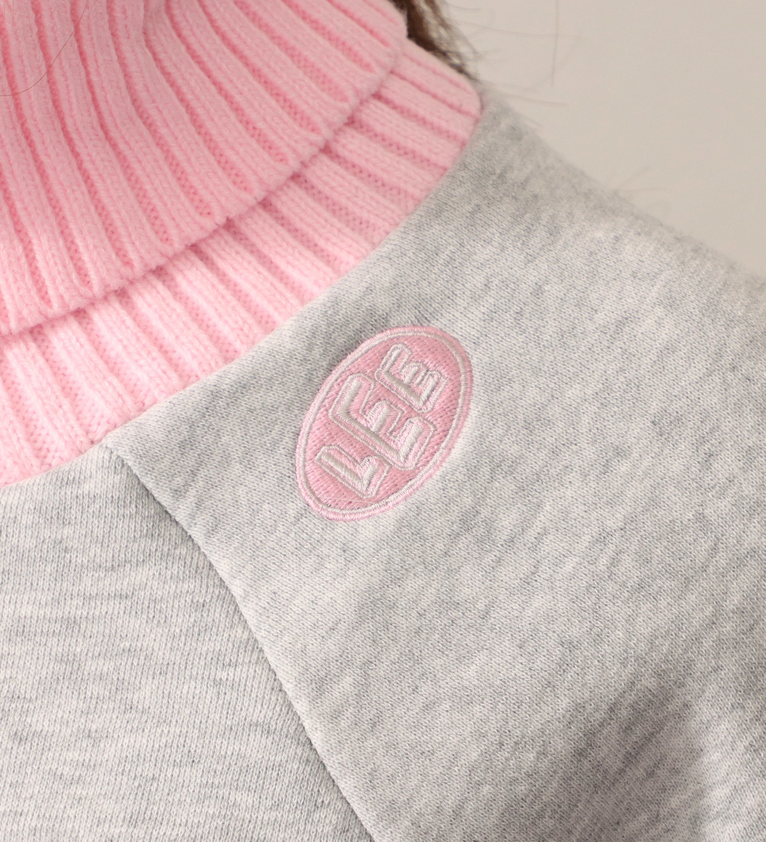 Lee(リー)のTURTLENECK SHORT SWEAT/タートルネックショートスウェット|トップス/スウェット/レディース|ピンク