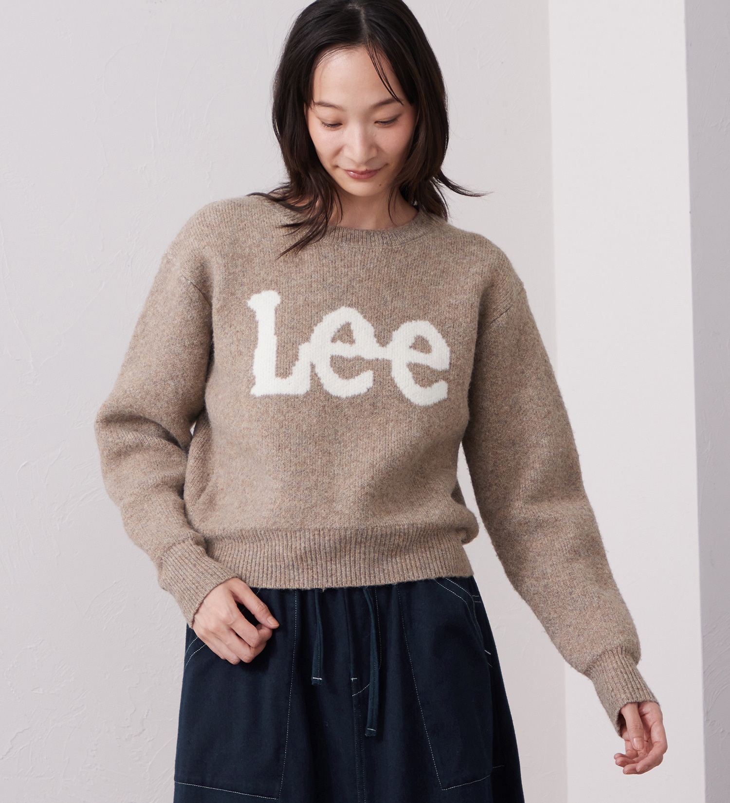 Lee(リー)のKNIT LeeLOGO SWEATER / ニットリーロゴセーター|トップス/ニット/セーター/レディース|ベージュ