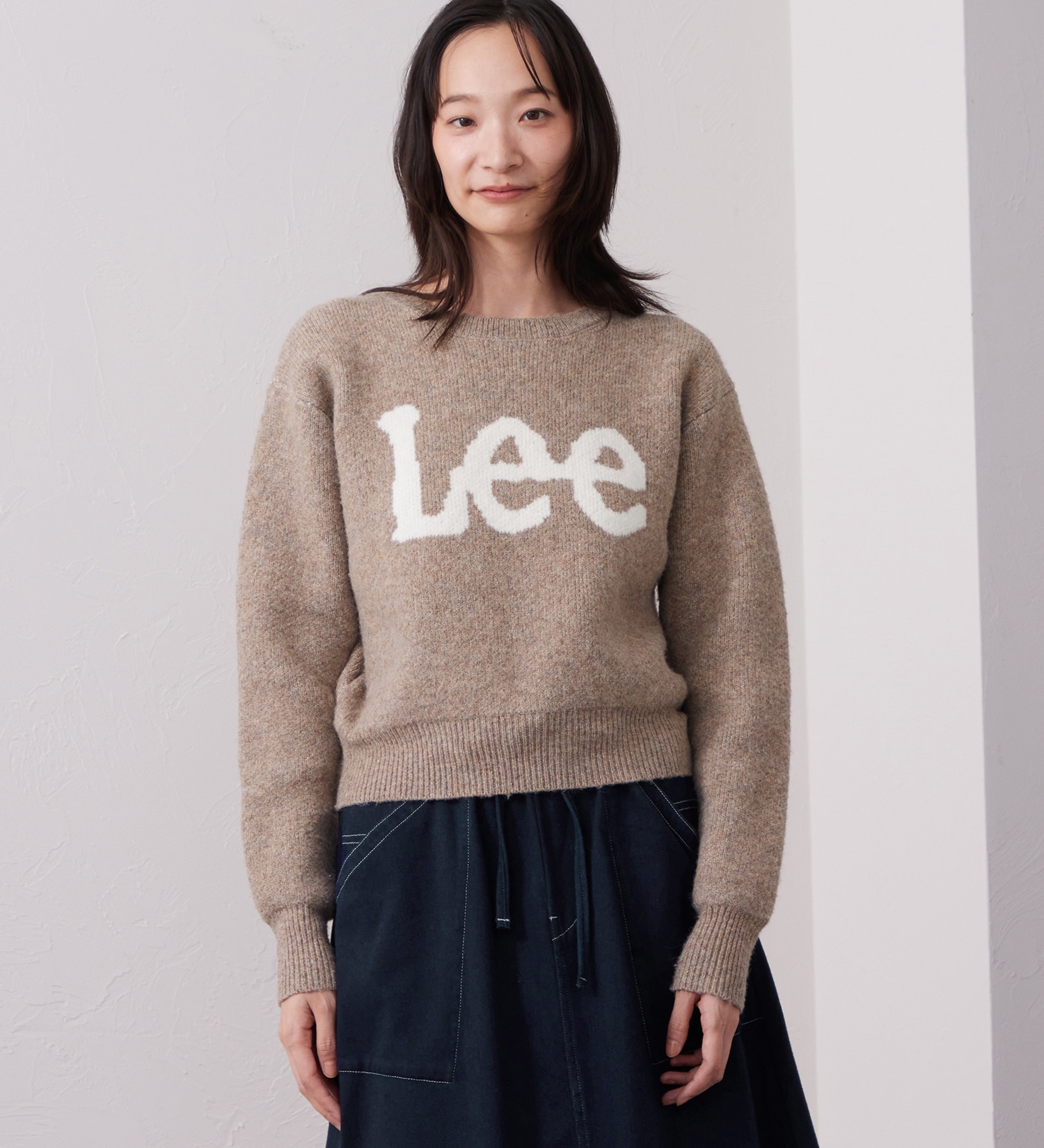 Lee(リー)のKNIT LeeLOGO SWEATER / ニットリーロゴセーター|トップス/ニット/セーター/レディース|ベージュ
