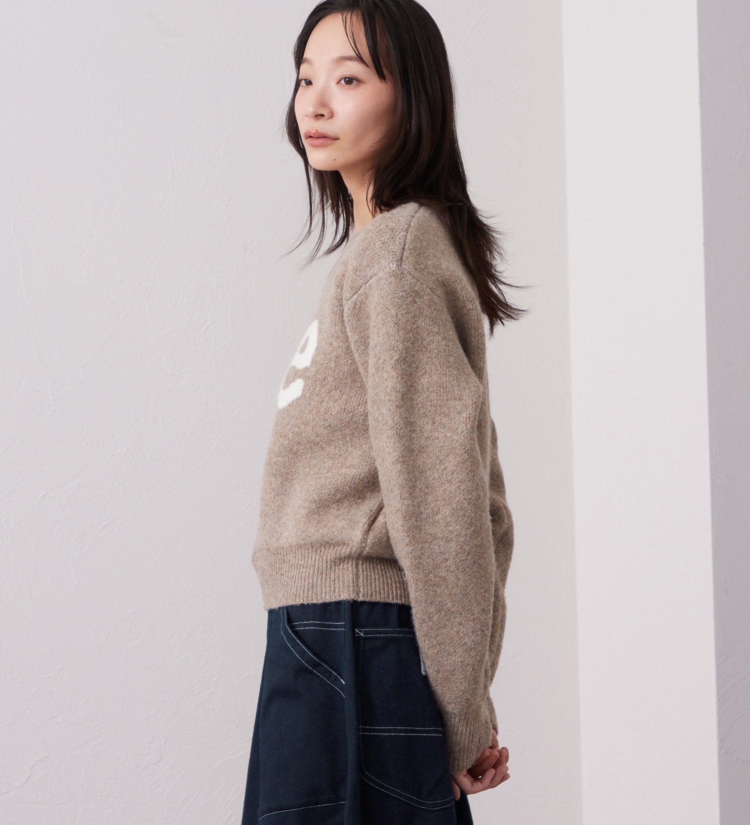 Lee(リー)のKNIT LeeLOGO SWEATER / ニットリーロゴセーター|トップス/ニット/セーター/レディース|ベージュ