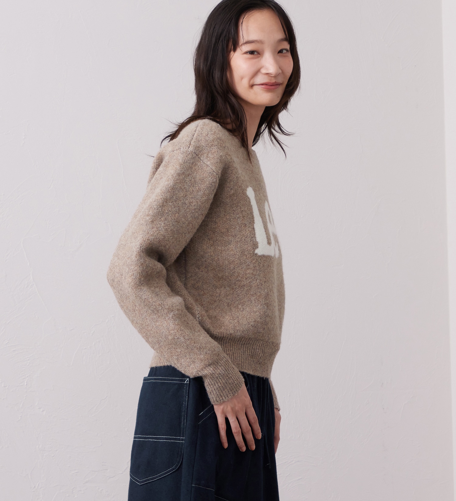 Lee(リー)のKNIT LeeLOGO SWEATER / ニットリーロゴセーター|トップス/ニット/セーター/レディース|ベージュ