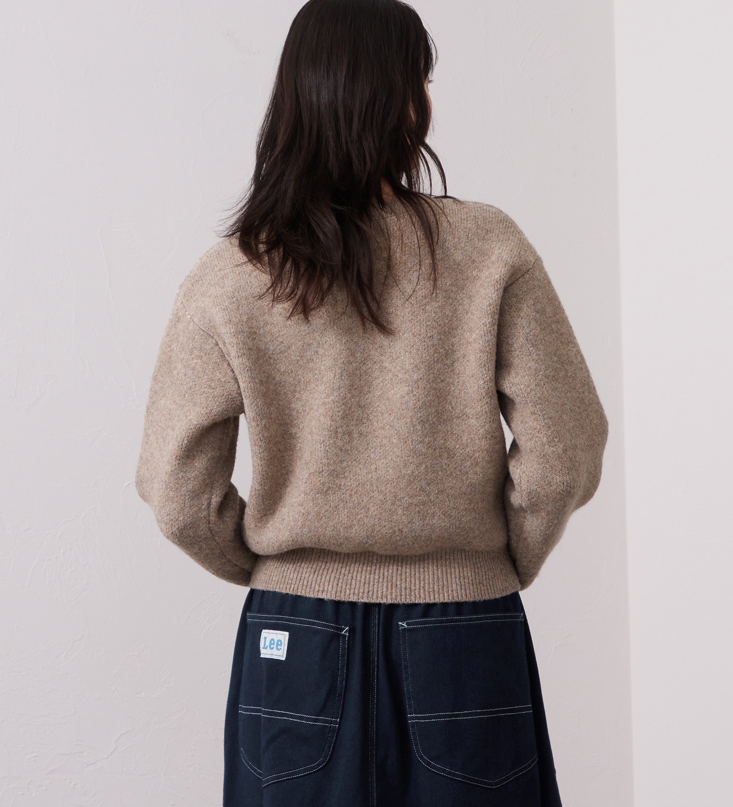 Lee(リー)のKNIT LeeLOGO SWEATER / ニットリーロゴセーター|トップス/ニット/セーター/レディース|ベージュ