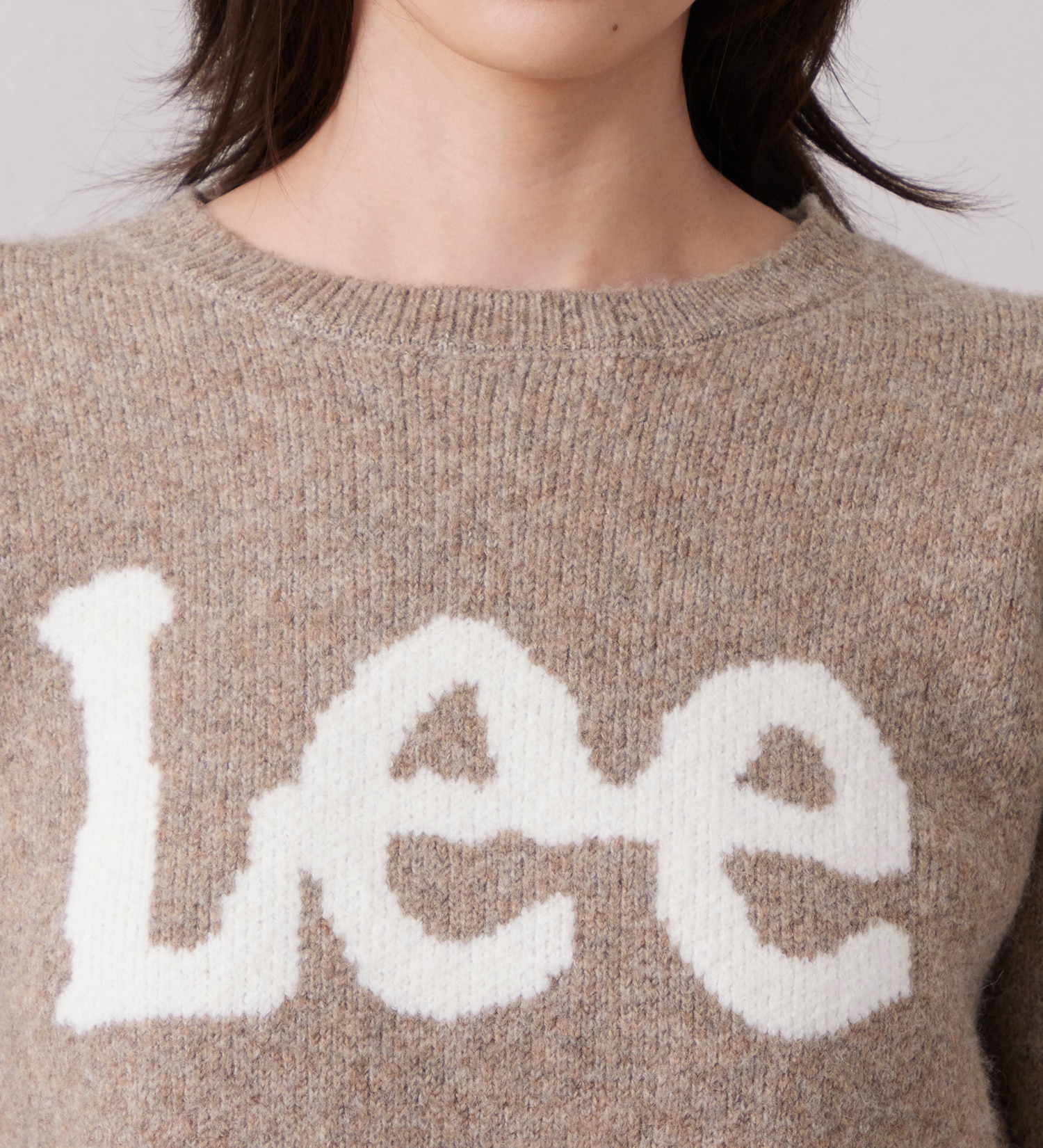 Lee(リー)のKNIT LeeLOGO SWEATER / ニットリーロゴセーター|トップス/ニット/セーター/レディース|ベージュ