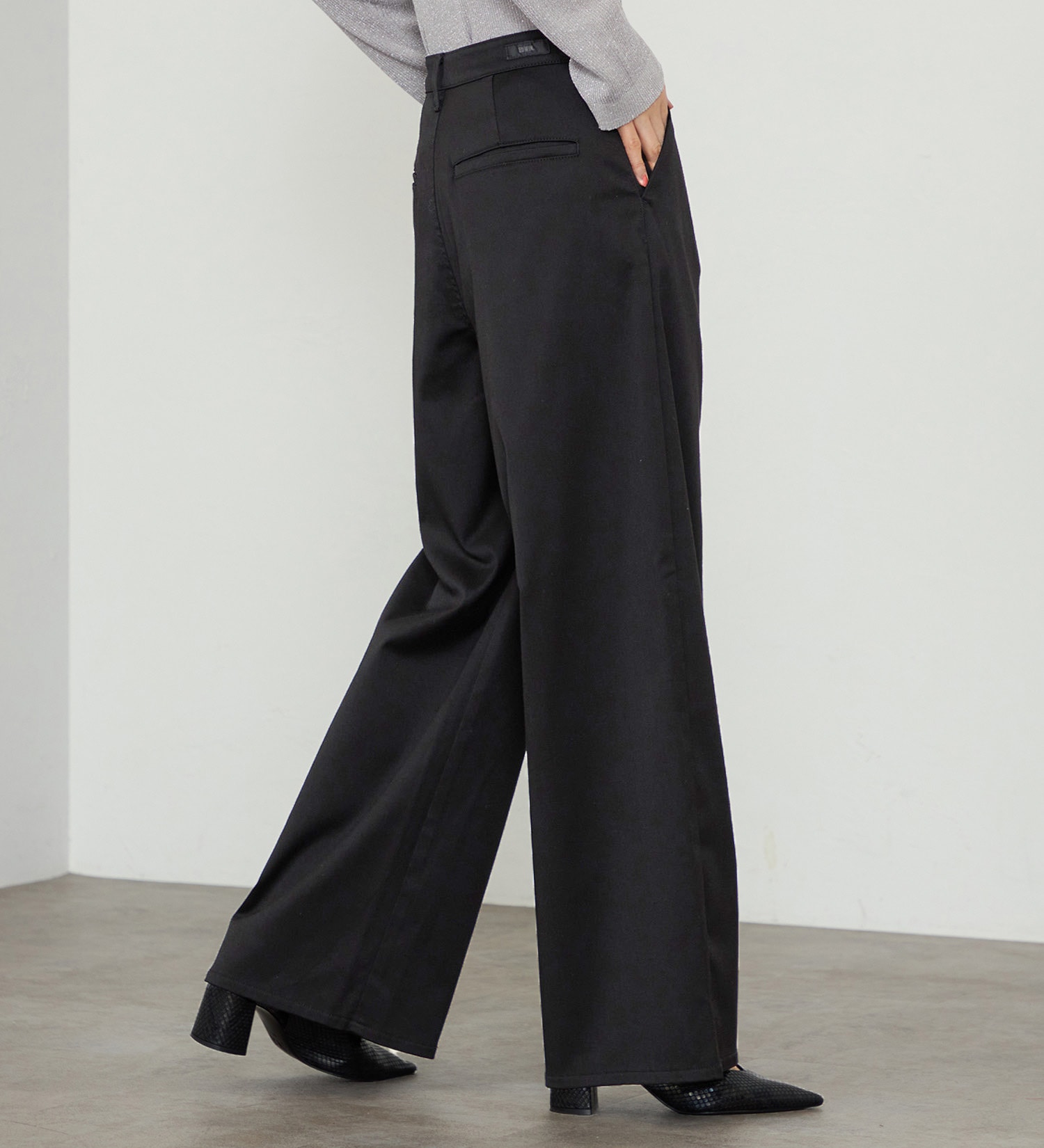 EDWIN(エドウイン)の【予約】【WEB・直営店舗限定】EDWIN LADIES ハタラクロ タックワイドスラックスパンツ|パンツ/スラックス/レディース|ブラック