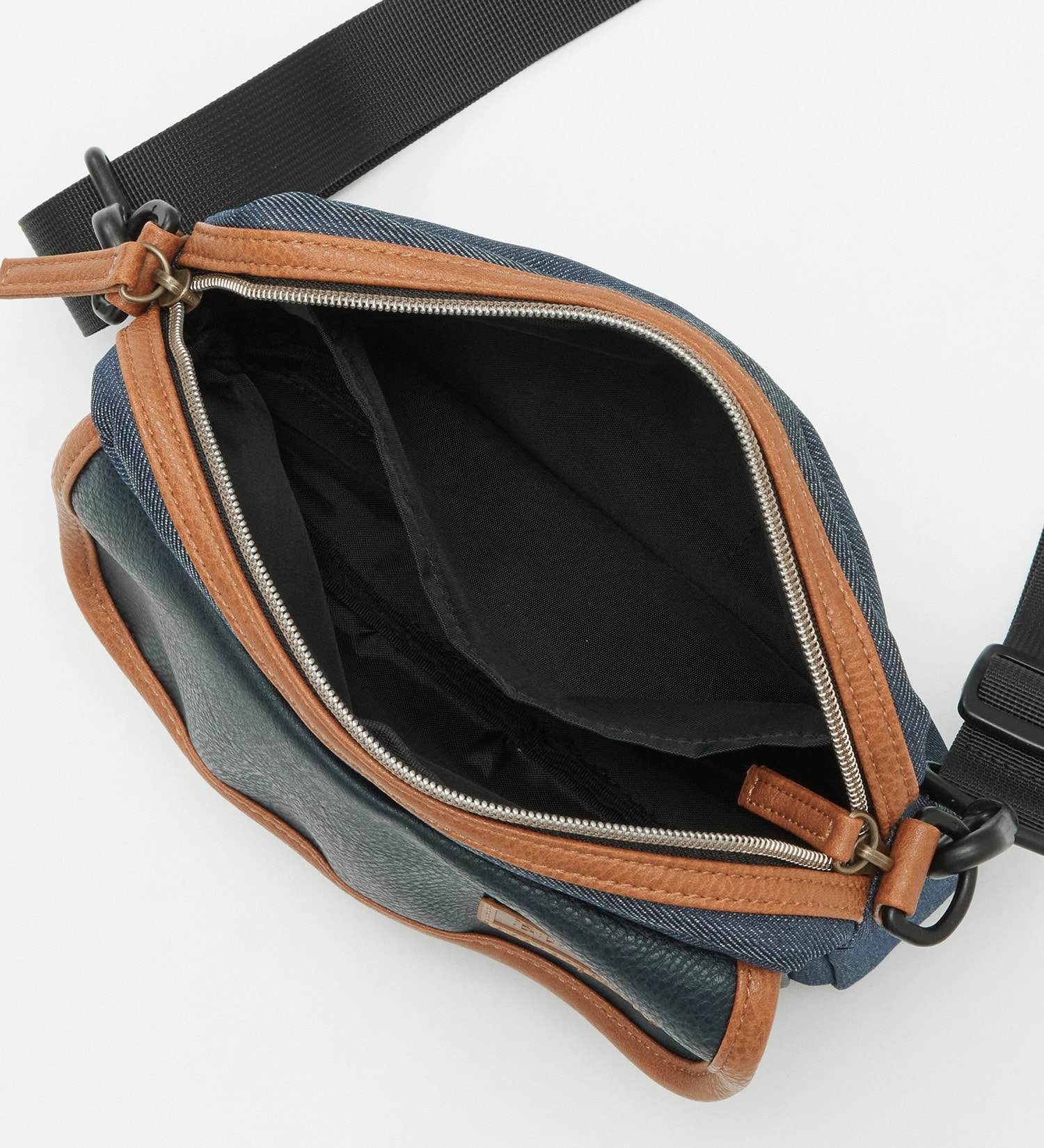 EDWIN(エドウイン)のフラップ ミニショルダーバッグ 0411517|バッグ/ショルダーバッグ/メンズ|ネイビー