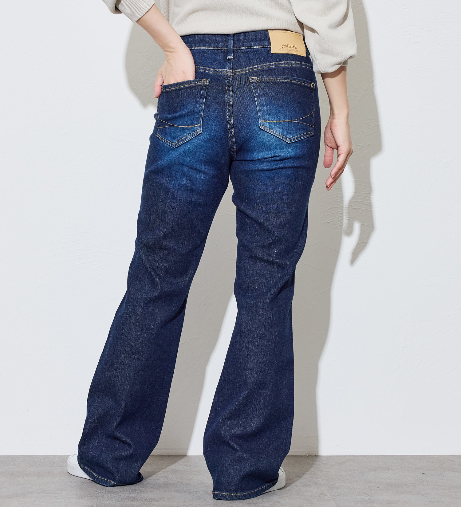 SOMETHING(サムシング)の【予約】SOMETHING×なつぽい コラボジーンズ POI FLARE|パンツ/デニム/ジーンズパンツ/レディース|濃色ブルー