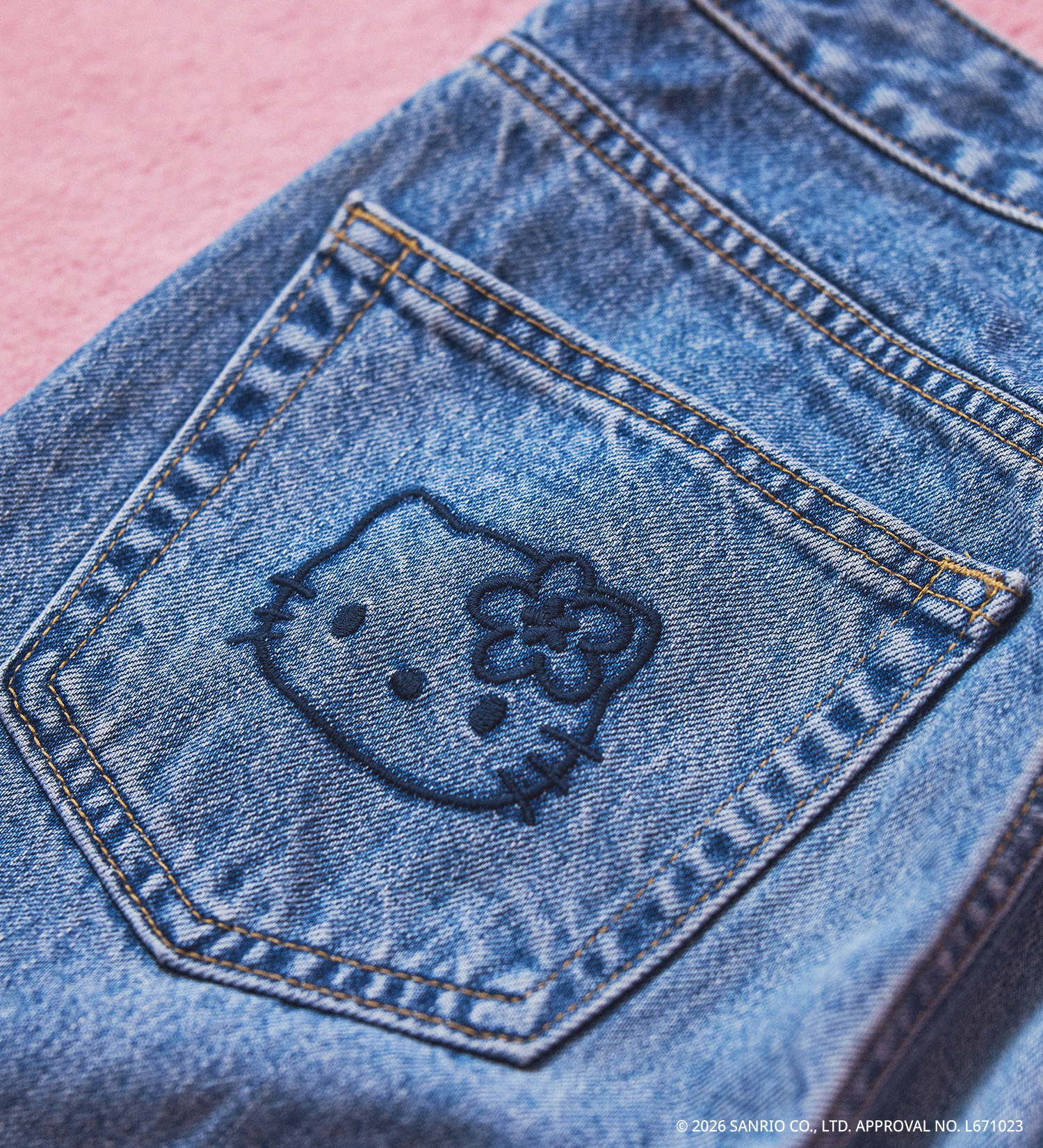 SOMETHING(サムシング)のSOMETHING×HELLO KITTY BOOTS CUT|パンツ/デニム/ジーンズパンツ/レディース|淡色ブルー