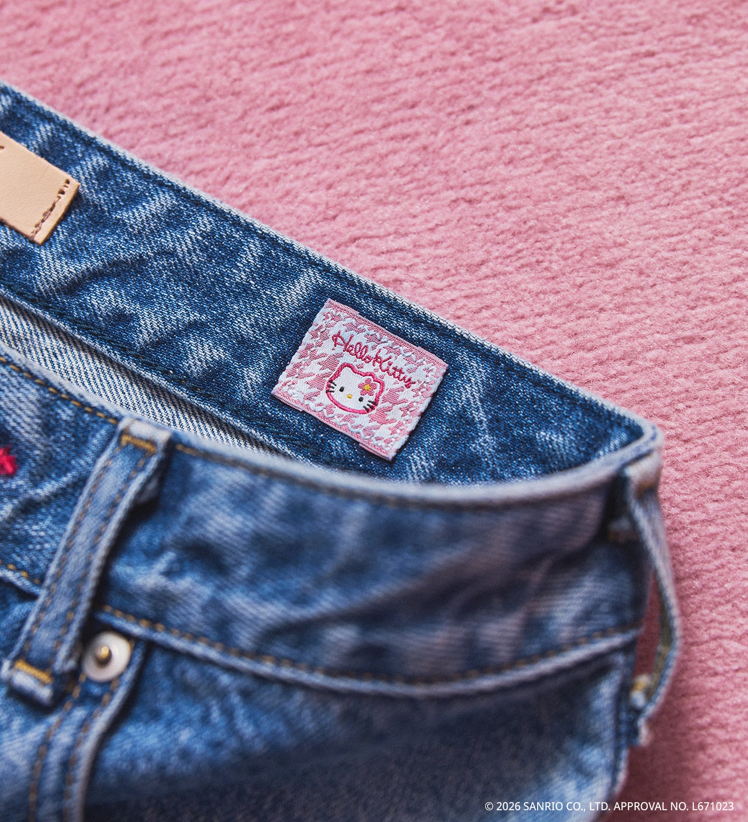 SOMETHING(サムシング)のSOMETHING×HELLO KITTY BOOTS CUT|パンツ/デニム/ジーンズパンツ/レディース|淡色ブルー