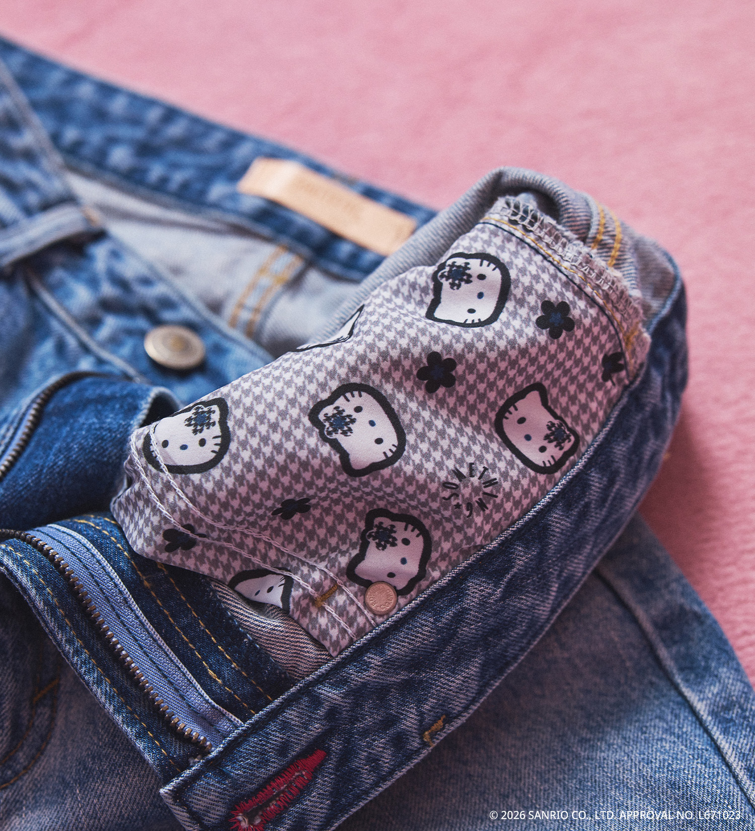 SOMETHING(サムシング)のSOMETHING×HELLO KITTY BOOTS CUT|パンツ/デニム/ジーンズパンツ/レディース|淡色ブルー
