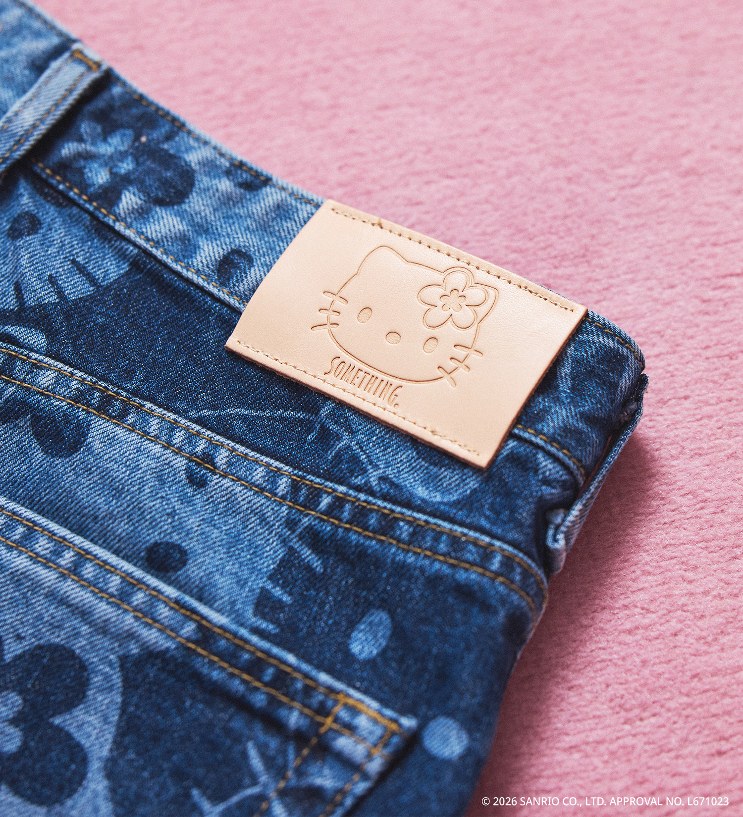 SOMETHING(サムシング)のSOMETHING×HELLO KITTY BOOTS CUT|パンツ/デニム/ジーンズパンツ/レディース|インディゴブルー