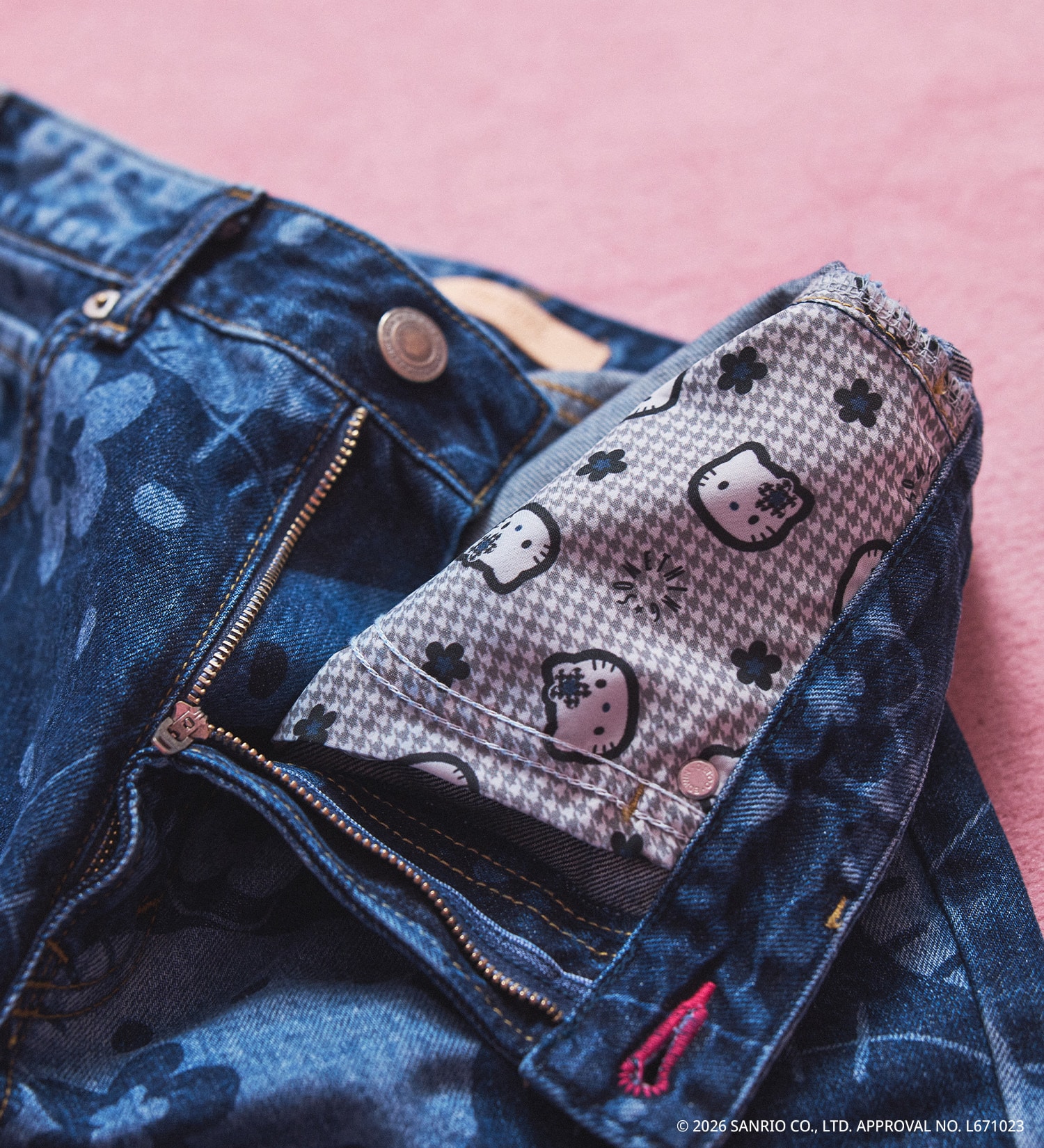 SOMETHING(サムシング)のSOMETHING×HELLO KITTY BOOTS CUT|パンツ/デニム/ジーンズパンツ/レディース|インディゴブルー
