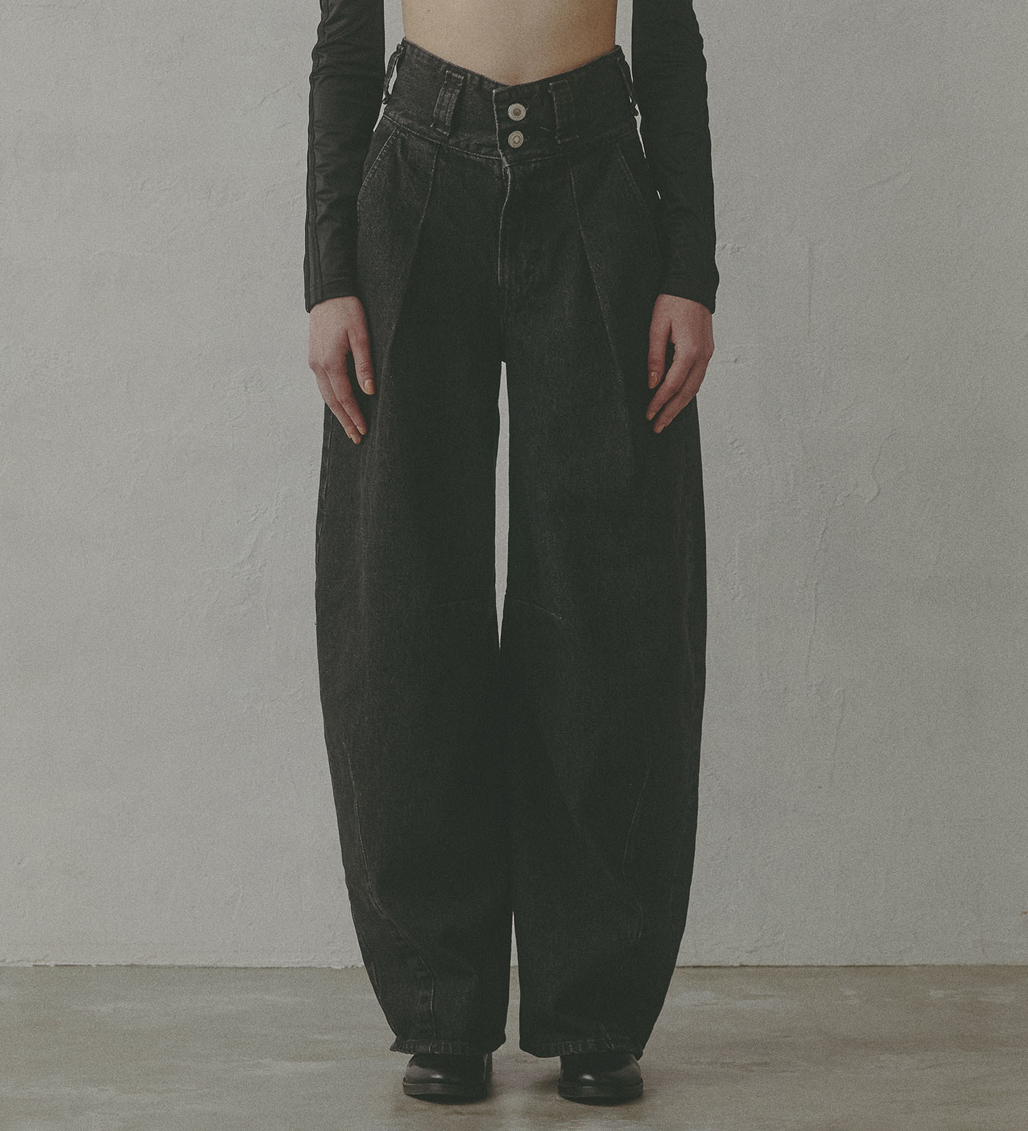 SOMETHING(サムシング)の【予約】atelier SOMETHING TLEB BALLOON DENIM PANTS/カーブデニムパンツ|パンツ/デニム/ジーンズパンツ/レディース|ブラックデニム