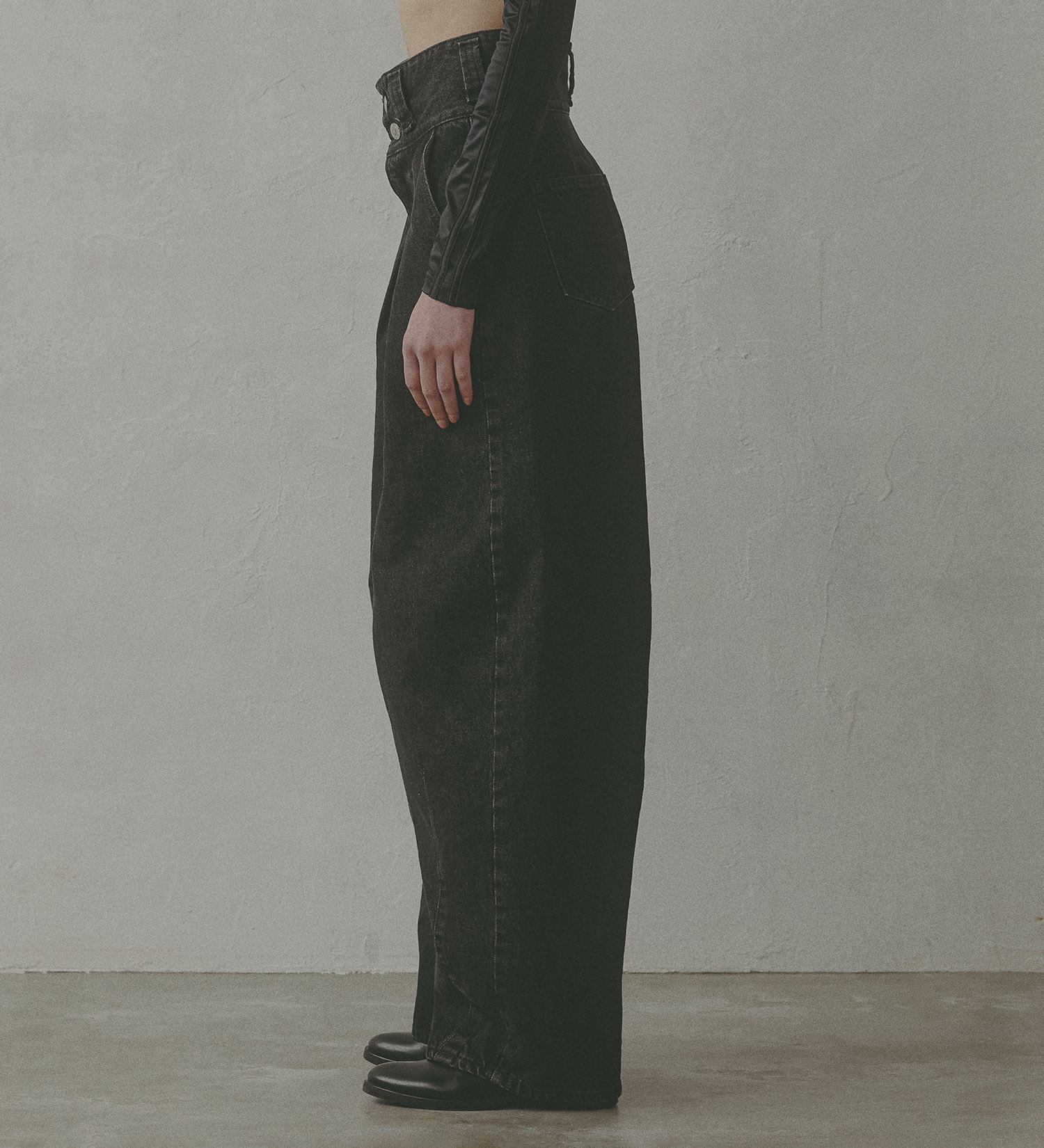 SOMETHING(サムシング)の【予約】atelier SOMETHING TLEB BALLOON DENIM PANTS/カーブデニムパンツ|パンツ/デニム/ジーンズパンツ/レディース|ブラックデニム