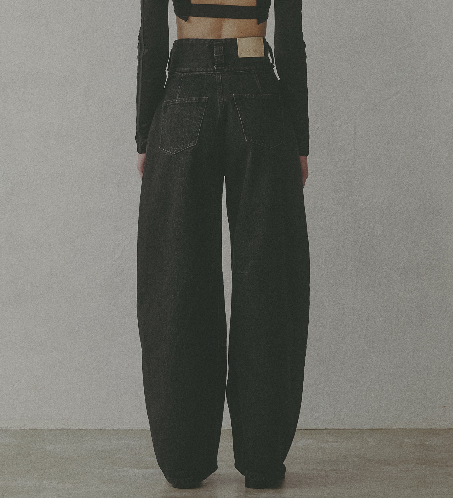 SOMETHING(サムシング)の【予約】atelier SOMETHING TLEB BALLOON DENIM PANTS/カーブデニムパンツ|パンツ/デニム/ジーンズパンツ/レディース|ブラックデニム