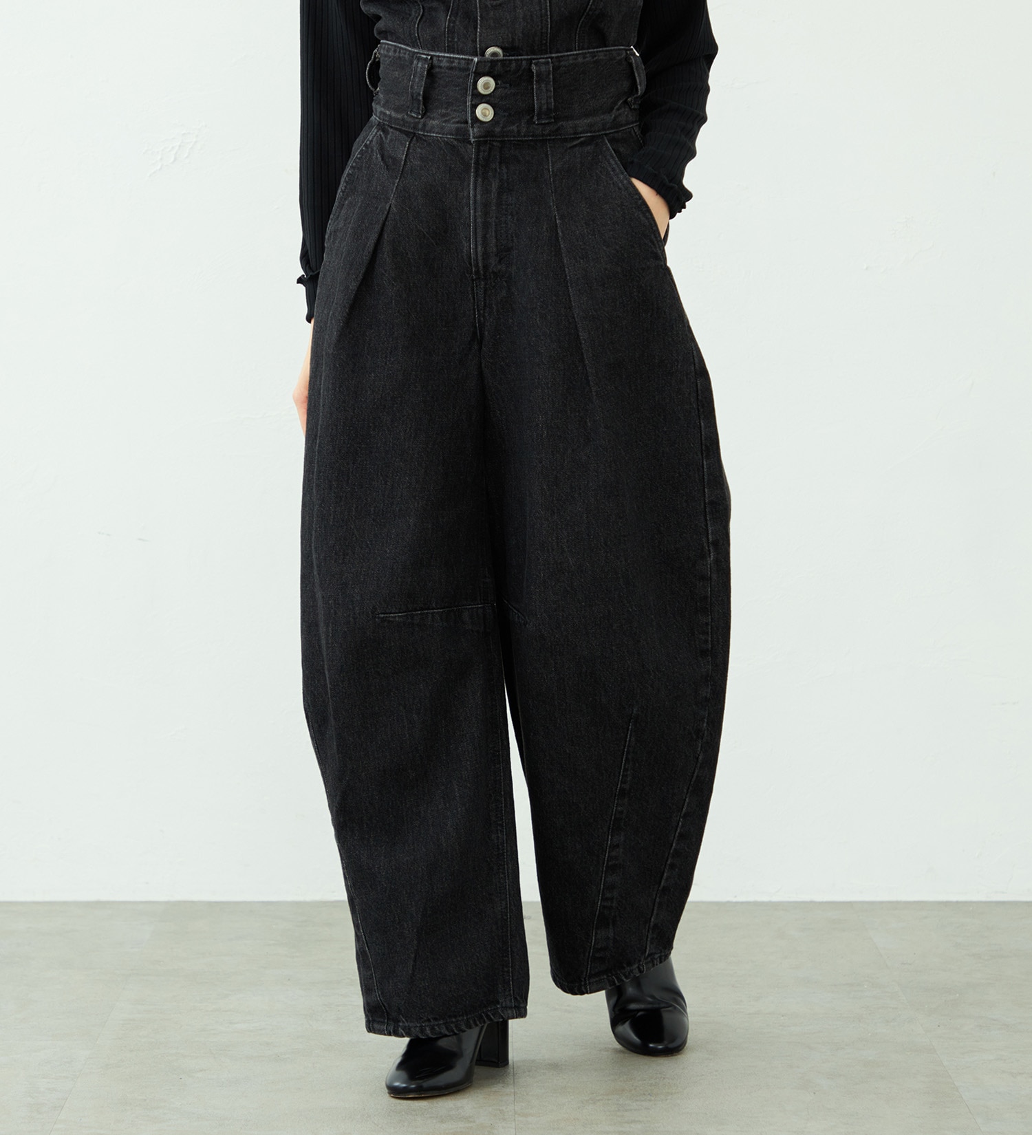 SOMETHING(サムシング)の【予約】atelier SOMETHING TLEB BALLOON DENIM PANTS/カーブデニムパンツ|パンツ/デニム/ジーンズパンツ/レディース|ブラックデニム