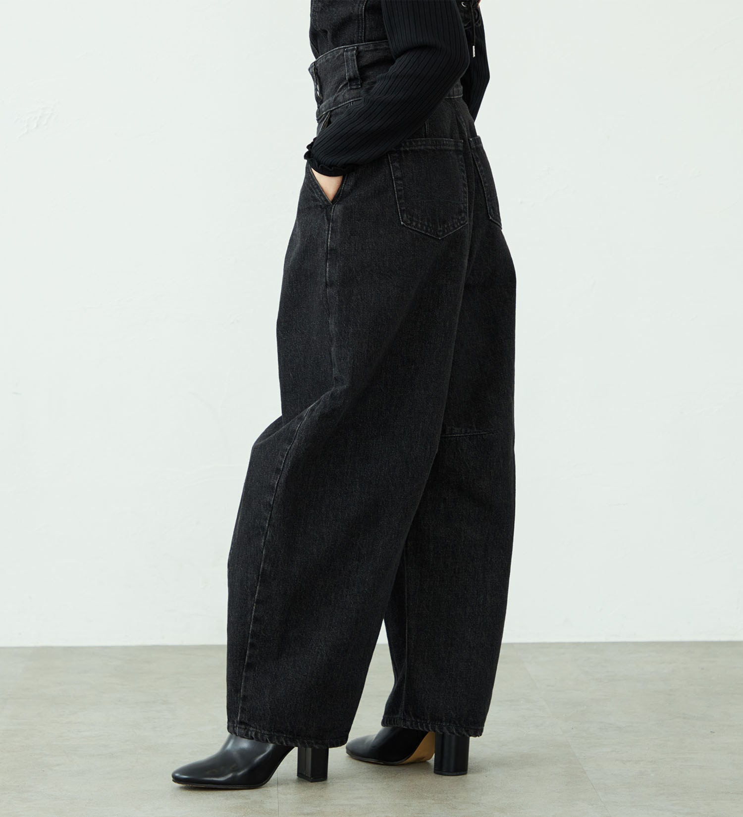 SOMETHING(サムシング)の【予約】atelier SOMETHING TLEB BALLOON DENIM PANTS/カーブデニムパンツ|パンツ/デニム/ジーンズパンツ/レディース|ブラックデニム