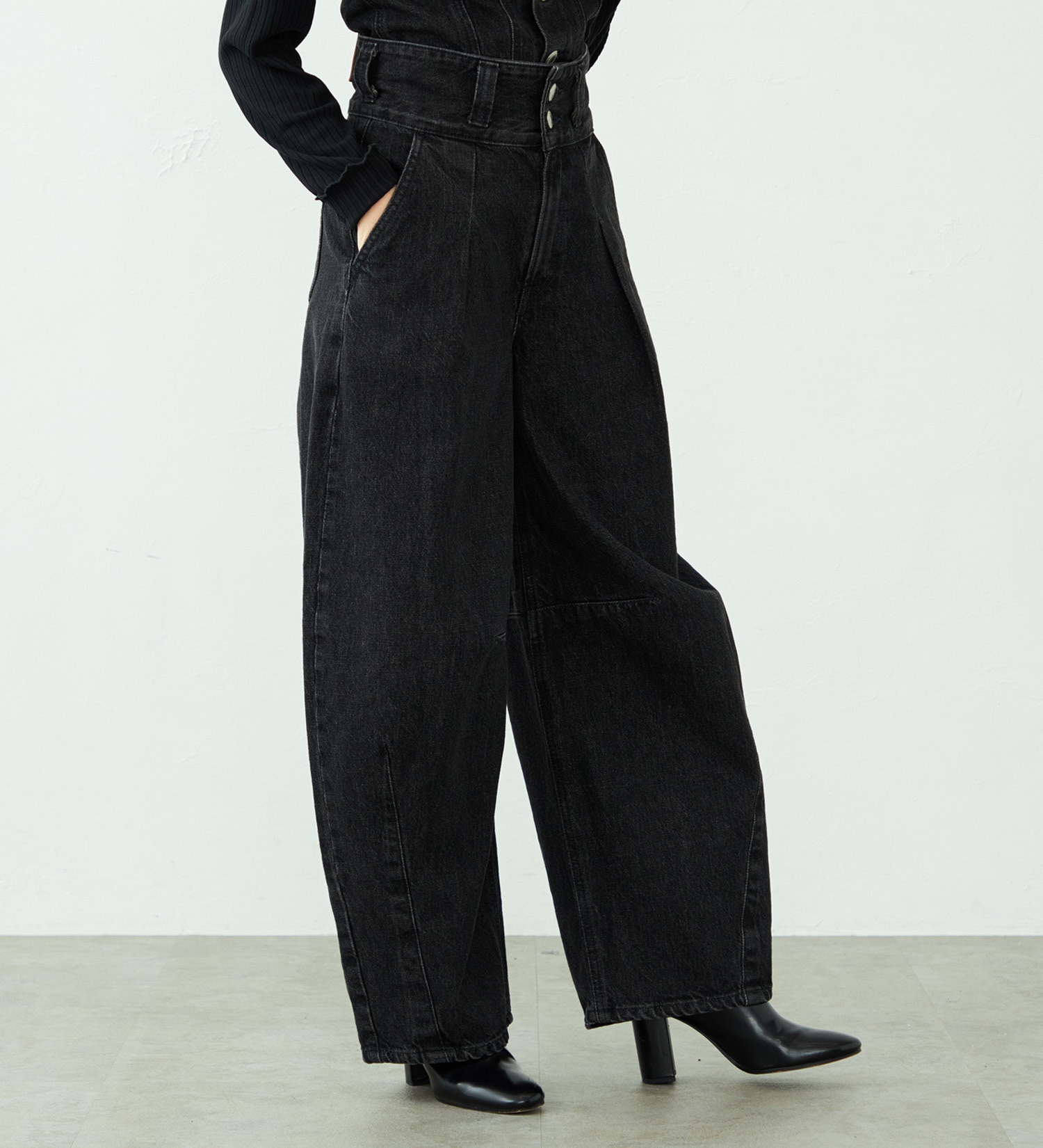 SOMETHING(サムシング)の【予約】atelier SOMETHING TLEB BALLOON DENIM PANTS/カーブデニムパンツ|パンツ/デニム/ジーンズパンツ/レディース|ブラックデニム
